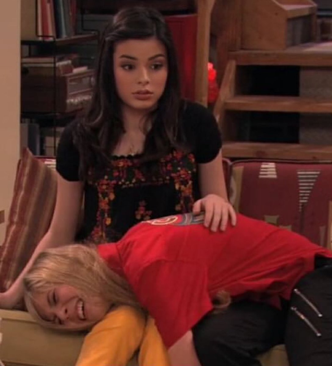 _dxllz7's tweet image. how it feels to have a job.