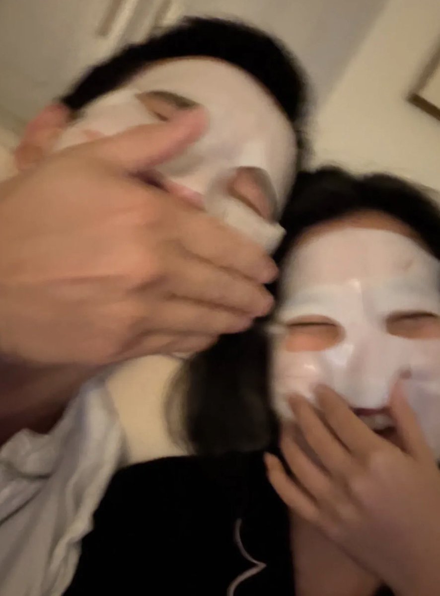 พ่อทิม ชีก้อย แจกรูปคู่จ้าาาา

คอนเฟิร์มหัวใจ #ทิมพิธา อยู่ที่ชี #ก้อยอรัชพร นี่เองงงงงง

#ใต้เตียงดารา