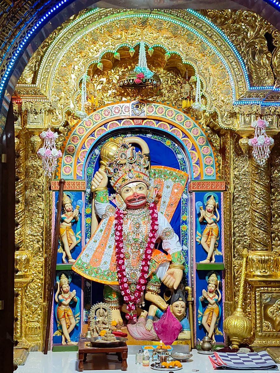 अशोक वाटिका में एक क्षण ऐसा भी आया जब रावण क्रोध से तिलमिलाकर तलवार उठाए सीता माता की ओर बढ़ा। उस समय हनुमान जी के मन में विचार आया कि अभी इसकी तलवार छीनकर इसका अंत कर दूँ।

पर तभी उन्होंने देखा—मंदोदरी ने आगे बढ़कर रावण का हाथ थाम लिया। यह दृश्य देखकर हनुमान जी भाव-विभोर हो गए।