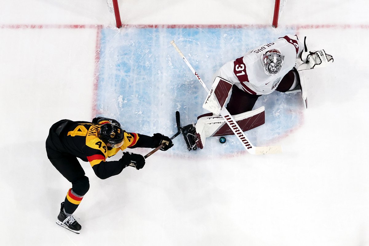 penguins's tweet image. The Arty Party picked up his first Olympic win, making 26 stops in Latvia's victory over Germany 🇱🇻

@PensInsideScoop caught up with the goaltender ahead of #MilanoCortina2026.   

Read more: pens.pe/4awI89j