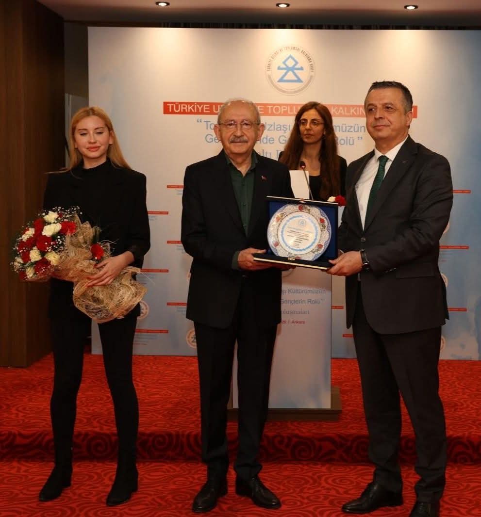 CHP Genel Başkanı sayın Kemal Kılıçdaroğlu’na Toplumsal Uzlaşı Kültürüne yapmış olduğu katkılardan dolayı Türkiye Uzlaşı ve Kalkınma Vakfı (UTK) Başkanı Erdal Özyol tarafından İnsan-ı Kamil Onur Ödülü takdim edildi.

<a href="/kilicdarogluk/">Kemal Kılıçdaroğlu</a>