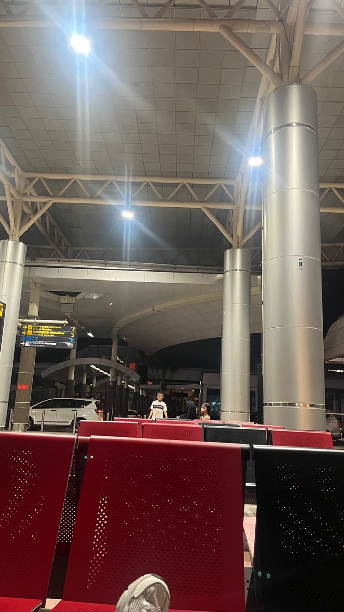 udah mau 6 jam gue disini, travel sialan