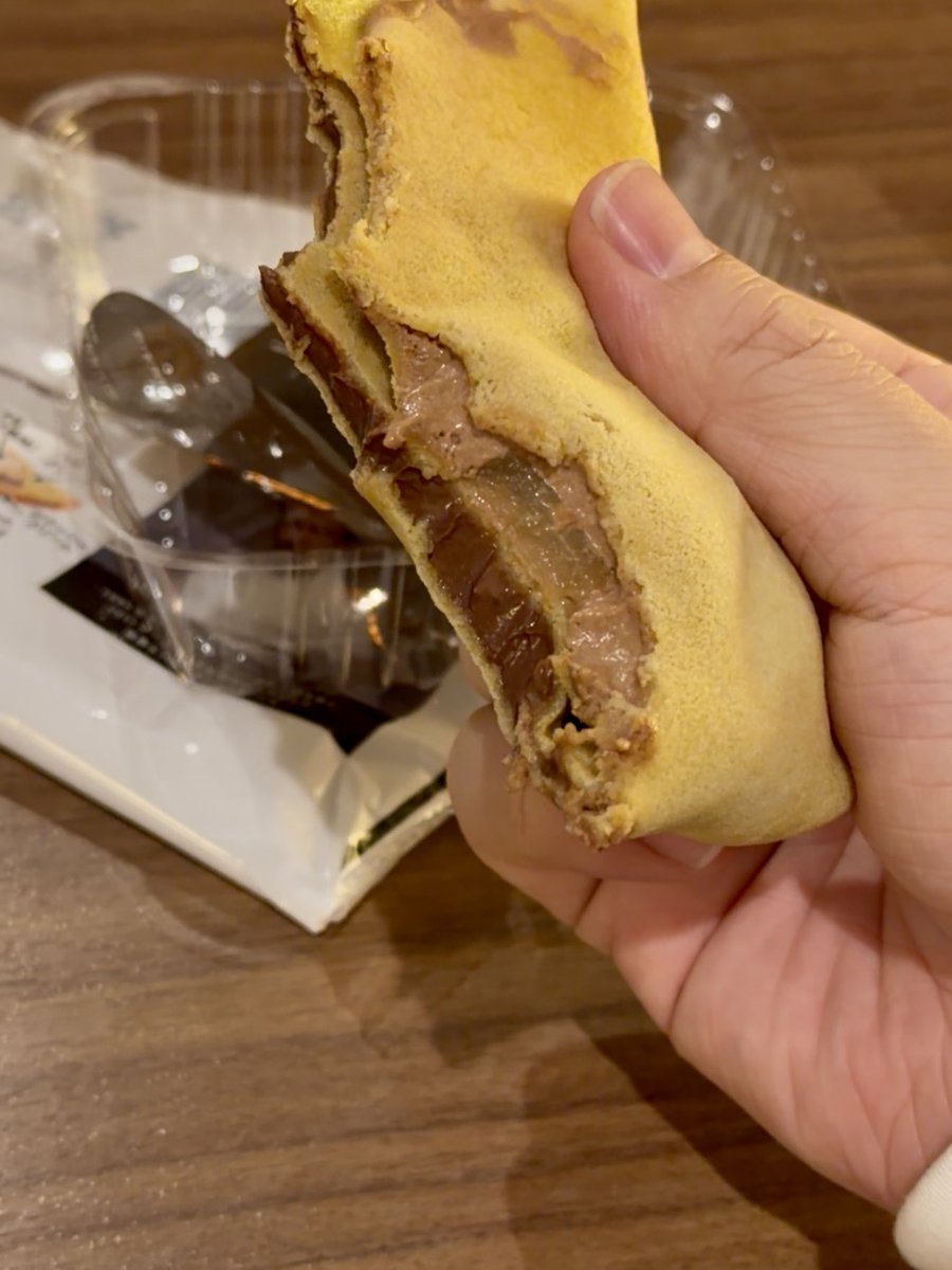 shojiki_sweets's tweet photo. なにこれ！

ファミマのピエールエルメコラボのクレープ美味すぎw
これを298円で作れるってわかったら他のコンビニスイーツなんなの？ってなるレベル

クリームともちっとした生地だけでも美味しいんだけど
そこに洋梨の香りと瑞々しさが加わった事でコンビニスイーツのレベル超えて来てる https://t.co/gKNLUv8oqf