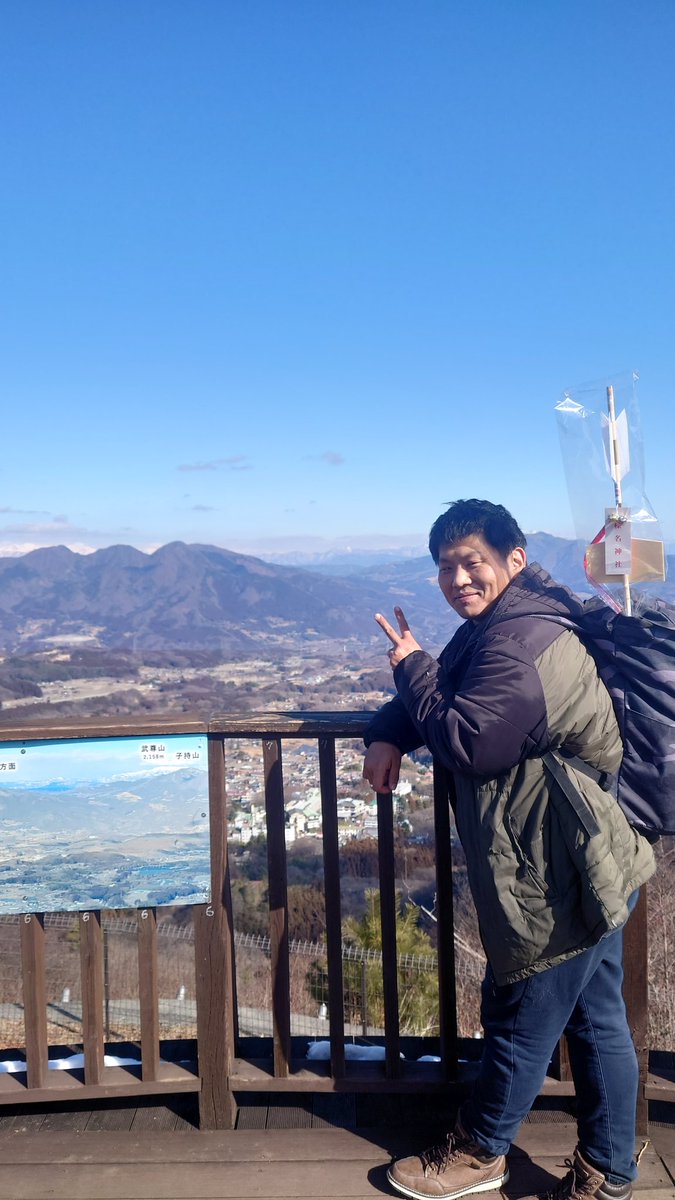 kuni3510's tweet photo. 伊香保温泉旅行2日目〜その1
朝食後ロープウェイで伊香保山展覧台へ
絶景かな絶景かな、最高〜
隣にスケート場があったので人生初スケートに挑戦！
大の字3回転を決めたぜぃw
お腹冷てぇ〜
雪道を徒歩で下山したら、
伊香保神社に到着〜
お酒の神様だって！
いいワインに会えるように願いましたとも🍷 https://t.co/71tXzcPens