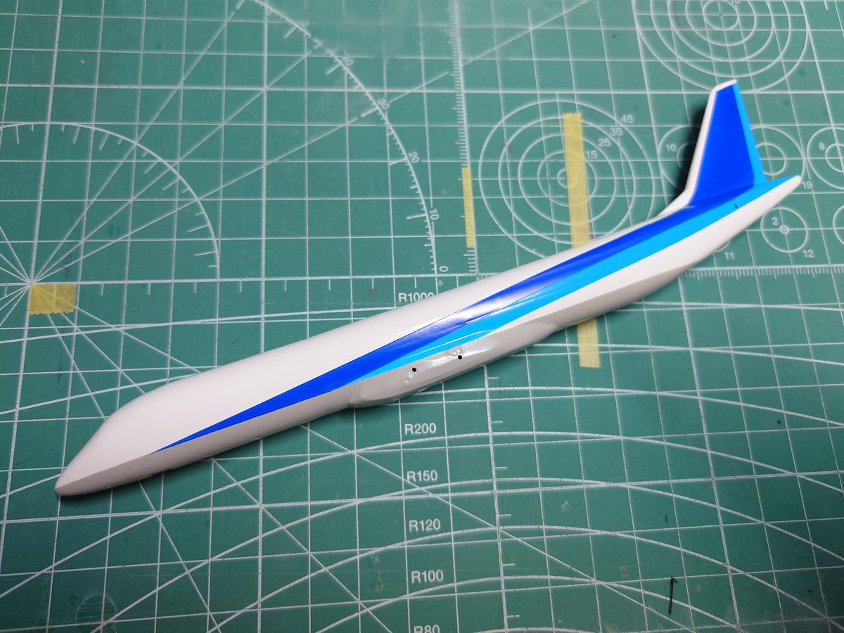 いつもは塗装してから１日は乾燥させてマスキング→次の塗装に移るのですが、時間がないので朝と夕方合わせて2色塗装(^^;)
結構いい加減な塗り分けになってしまいましたが、実機が出るまでは正解が存在しないのでセーフです😇
#旅客機プラモフェスin名古屋26
#旅客機プラモ