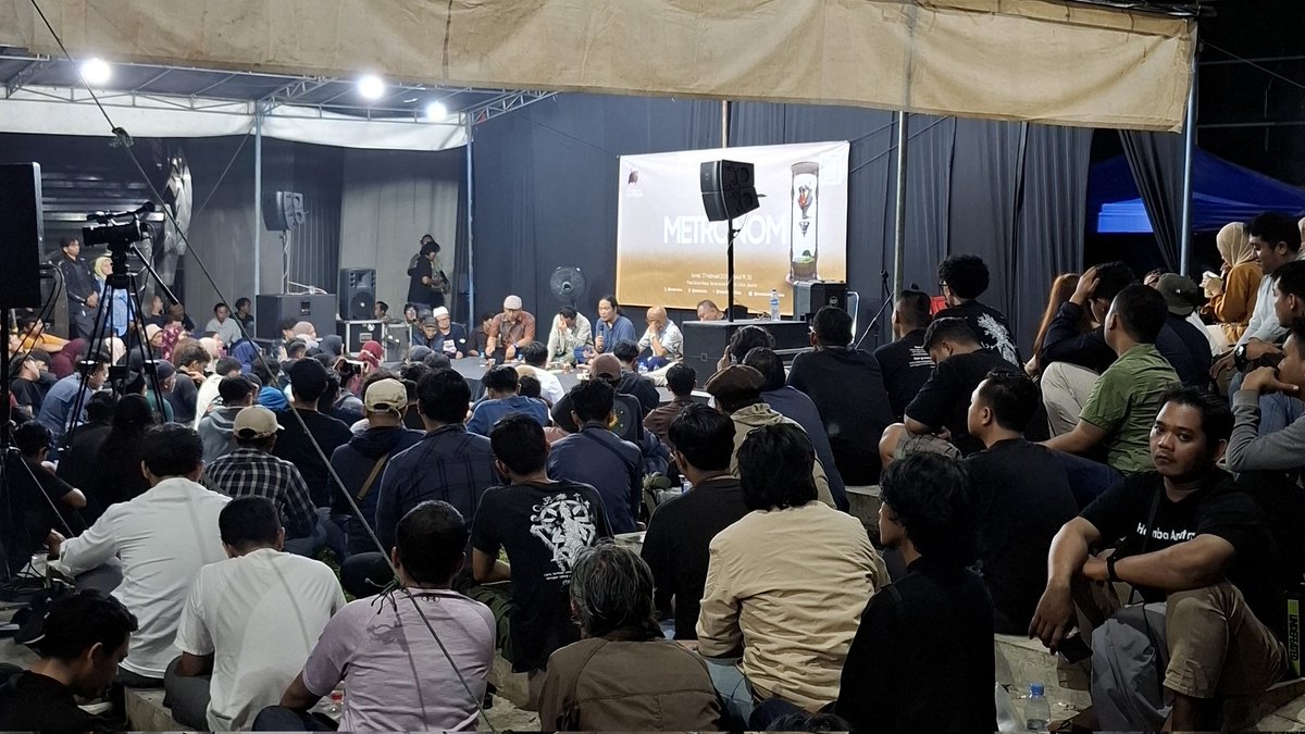 FahmiAgustian's tweet photo. #KCFeb
Tentu saja, alur diskusi mengalir, melebar, tidak teekungkung pada buku tersebut.
Kehadiran Kang @maman1965, Kang @RockNal, Bang @satriohendri dan tentu saja Mas Sabrang memberi warna lain dalam forum ini. https://t.co/Kv6Agzh2YY
