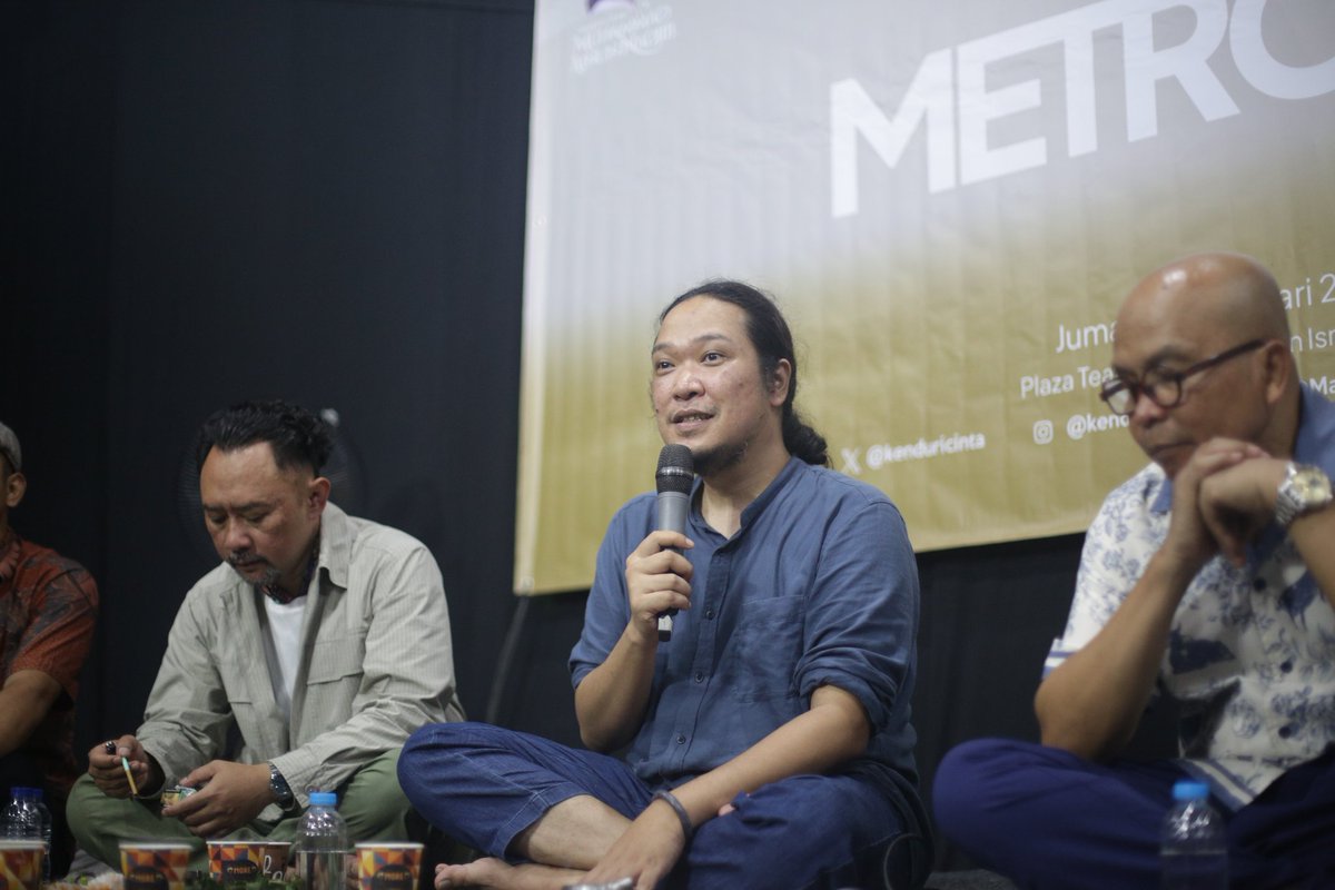 FahmiAgustian's tweet photo. #KCFeb
Mas Sabrang, tetep menjadi dirinya sendiri. Tetap otentik.
Hampir semua yg bertanya ke Mas Sabrang tadi malam, tertuju pada 1 isu terkait bergabungnya Mas Sabrang ke DPN.
Semua pertanyaan dijawab oleh Mas Sabrang dg baik. Belum tentu memuaskan semua pihak memang. https://t.co/1Tj2hCCg0W