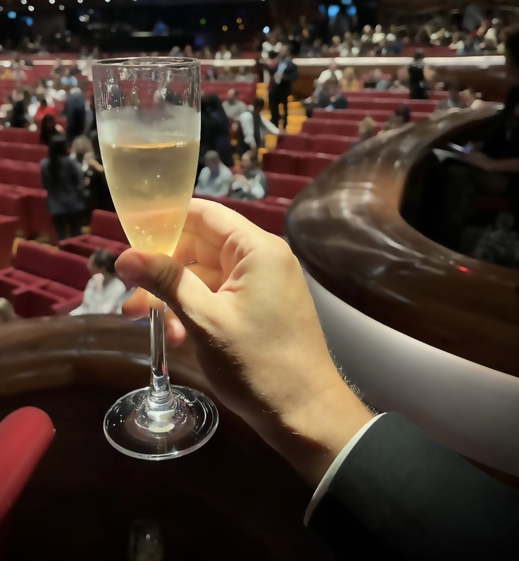 iAdam's tweet image. לקחתי את הילדות שלי לאופרה. קניתי כרטיס לפני חודשיים. רציתי לתת להן את החוויה במלוא עוצמתה. התכוננו לזה שבוע. הן קראו על האופרה, הבינו את הסיפור, מי היה המלחין ומה ההפקה הנוכחית מגישה. לקחתי אותן לרכוש שמלת ערב ראשונה, וזו היתה גם הפעם הראשונה שיצא להן לראות אותי בטוקסידו ביספוק