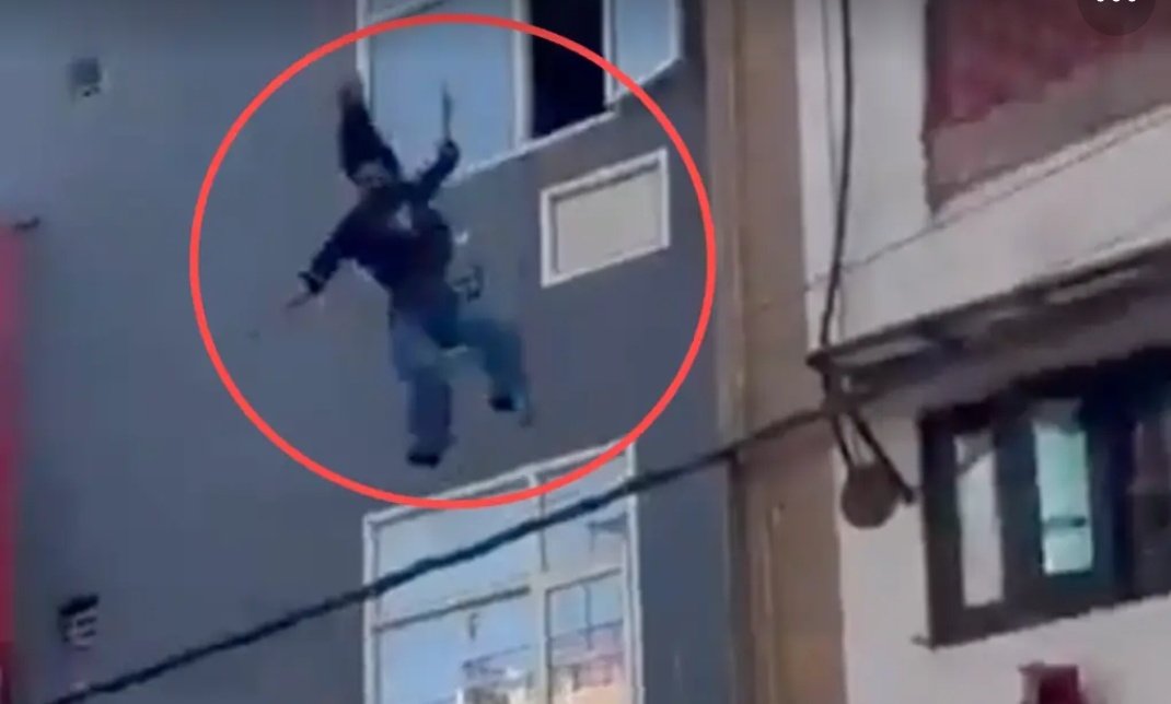 Valentine’s Day and the reality of “love”…
In Delhi, a girl tried to jump from a hotel, people saved her life.
Relationships today aren’t running on emotions — they’re running on ego.

#Delhi #Viral #ValentinesDay