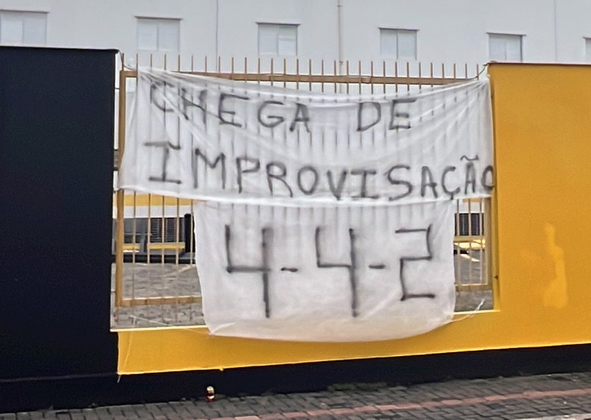 TORCIDA INSATISFEITA
Torcida do Criciúma protesta com faixas no Heriberto Hülse após mau momento. Mensagens cobram mudança de postura e até o uso do 4-4-2. Tigre vem de empate em 2x2 com o Concórdia e decide vaga na Copa do Brasil no dia 22.