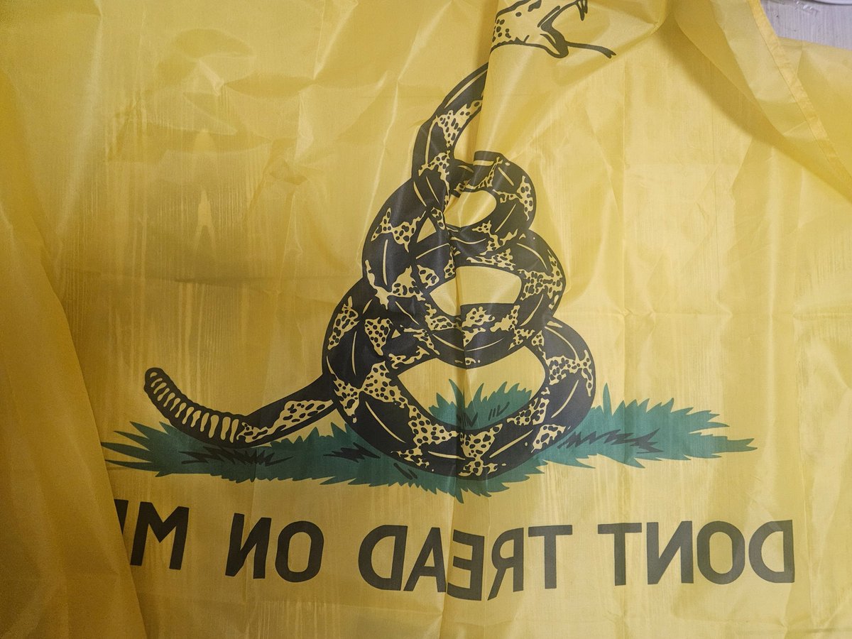 지금 매우 우려되는 움직임들이 보여서 글을 적습니다.

이 글을 반드시 리트윗해서 전파시켜주세요.

---

이 방울뱀이 그려진 깃발은 '개즈던기'입니다.
(위키 백과에도 있어요.)

미국 독립 혁명 당시 '크리스토퍼 개즈던'이 고안한 깃발입니다.

크리스토퍼 개즈던은 미국 독립혁명 초기의 핵심