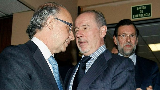 Montoro y Rato competían, a ver quien se hacía más rico y nos ROBARON mucho dinero a todas/os.
El que mira detrás, como si no supiera nada, tb competía, porque en el PP el que no se hace rico lo toman por tonto/a.
No están ahí para otra cosa, que para llevarse el dinero PÚBLICO.