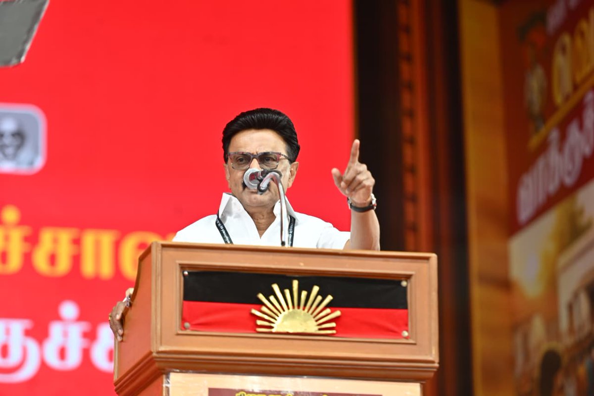 arivalayam's tweet photo. தமிழ்நாட்டின் நிரந்தர டிரெண்ட், Black and Red-தான் – கருப்பு-சிவப்புதான்! 2026 சட்டமன்றத் தேர்தலிலும் நாம்தான்! ஏழாவது முறையாக தி.மு.க. ஆட்சிதான்! திராவிட மாடல் 2.0 ‘ஸ்டார்ட்’!

ஆயிரமாண்டுகள் நின்று பேசும் சாதனைகளை, ஐந்தே ஆண்டுகளில் செய்து முடித்திருக்கிறோம்! நம்முடைய திராவிட மாடல் அரசு, சாதனைகளின் அரசாக இருப்பதுதான், பழனிசாமி அவர்கள் இவ்வளவு வேதனையுடன் புலம்புவதற்குக் காரணம்!

கழகத் தலைவரும் மாண்புமிகு தமிழ்நாடு முதலமைச்சருமான திரு. மு.க. ஸ்டாலின் அவர்கள் இன்று (14-02-2026) திருப்பத்தூரில் நடைபெற்ற ‘என் வாக்குச்சாவடி வெற்றி வாக்குச்சாவடி – வடக்கு மண்டல வாக்குச்சாவடிக் குழுவினருக்கான பயிற்சி மாநாட்டில் கலந்துகொண்டு ஆற்றிய உரையின் விவரம்:

கழகத்தின் வேர்களாக – கழகத்திற்கும், மக்களுக்குமான உறவுப் பாலமாக, வரும் சட்டமன்றத் தேர்தலில் மாபெரும் வெற்றியைப் பெற்றுத் தர இருக்கும், வாக்குச்சாவடி குழுவினரான உங்களைச் சந்திப்பதில், நான் மிகுந்த மகிழ்ச்சி அடைகிறேன், பெருமைப்படுகிறேன்!

கருப்பு சிவப்பு துண்டுடன் தேர்தல் களத்திற்கு தயாராக இருக்கும் உங்களைப் பார்க்கும்போது, திருவிடந்தை தந்த எனர்ஜியும் – உற்சாகமும், இந்தத் திருப்பத்தூரில் டபுள் ஆகிறது! உங்கள் கான்ஃபிடன்ஸ் லெவலை பார்க்கும்போதே, அடுத்ததும் தி.மு.க. ஆட்சிதான் என்று, மக்கள் சொல்வது தெரிகிறது!

அடுத்தடுத்து, நாம் அறிவிக்கும் திட்டங்களாலும், அடுத்து நடக்க இருக்கும் மதுரை, கோவை பயிற்சிக் கூட்டங்களாலும், இந்த எனர்ஜியும், உற்சாகமும், கூடிக்கொண்டே போகும். அதற்கு நான் கேரண்டி!

வடக்கு மண்டல BLA-2, BLC, BDA வாக்குச்சாவடி குழுவினருக்கான ‘என் வாக்குச்சாவடி - வெற்றி வாக்குச்சாவடி’ பயிற்சி நிகழ்ச்சியையே மாநாட்டைப் போன்று ஏற்பாடு செய்து அசத்தியிருக்கும், வடக்கு மண்டலப் பொறுப்பாளர்  - மாண்புமிகு அமைச்சர் ‘எதிலும் வல்லவர்’ எ.வ.வேலு அவர்களுக்கு பாராட்டுகள், வாழ்த்துகள்!

அவரோடு, தோளோடு தோள் நின்ற ஆற்றல்மிகு மாவட்டக் கழகத்தின் செயலாளர்கள் – இயக்கத்தின் முன்னோடிகள் - நிர்வாகிகள் அனைவருக்கும் வாழ்த்துகளோடு, தலைமைக் கழகத்தின் சார்பில் என்னுடைய இதயப்பூர்வமான நன்றியை நான் தெரிவித்துக் கொள்ள விரும்புகிறேன்!

திருவண்ணாமலை மாவட்ட 8 தொகுதிகள் - வேலூர்  மாவட்ட  5 தொகுதிகள் - தருமபுரி மாவட்ட 5 தொகுதிகள் - கிருஷ்ணகிரி மாவட்ட 6 தொகுதிகள் - ராணிப்பேட்டை மாவட்ட 4 தொகுதிகள் - கள்ளக்குறிச்சி மாவட்ட 4 தொகுதிகள் - சேலம் மாவட்ட 11 தொகுதிகள் என்று, இந்த மாநாட்டிற்கு வந்திருக்கும் நீங்கள் உங்களுடைய 40 தொகுதிகளிலும் நம்முடைய மதச்சார்பற்ற முற்போக்கு கூட்டணியை வெற்றி பெற வைக்கத் தயாராக இருக்கிறீர்களா? வடக்கு மண்டலத்தில் அனைத்துத் தொகுதிகளையும் தி.மு.க. கூட்டணி வெற்றி பெற்ற என்ற செய்தியைத்தான் ரிசல்ட் அன்றைக்கு டி.வி.யில் நாம் பார்க்க வேண்டும்!

நடந்து முடிந்த நாடாளுமன்றத் தேர்தலில் நூற்றுக்கு நூறு வெற்றியை நாம் பெற்றோம். அப்போது இருந்ததைவிட அதிகமான திட்டங்களை இப்போது நிறைவேற்றி கொடுத்திருக்கிறோம்! அனைத்து தரப்பு கோரிக்கைகளையும் தீர்த்து வைத்திருக்கிறோம்! அதனால், பெரிய வெற்றியை வரும் சட்டமன்றத் தேர்தலில் உங்கள் மூலமாக நான் எதிர்பார்க்கிறேன்.

2019-இல் இருந்து நாம் எதிர்கொண்ட அனைத்து தேர்தலிலும் நமக்கு, வெற்றி மேல் வெற்றிதான்! அதுவும் சாதாரண வெற்றி அல்ல; சதிகளை முறியடித்த சரித்திர வெற்றி! ஒவ்வொன்றும்  எதிரிகளை கலங்கடிக்கும் வெற்றி! இந்தியா முழுவதும் எந்த டிரெண்ட் இருந்தாலும், தமிழ்நாட்டின் நிரந்தர டிரெண்ட், Black and Red-தான் – கருப்பு-சிவப்புதான்! 2026 சட்டமன்றத் தேர்தலிலும் நாம்தான்! ஏழாவது முறையாக தி.மு.க. ஆட்சிதான்! திராவிட மாடல் 2.0 ‘ஸ்டார்ட்’! இதை நான் ஆணவத்தில் சொல்லவில்லை! மிகவும் அடக்கத்துடன், மிகுந்த பணிவுடன், நம்முடைய அரசு செய்திருக்கும் சாதனைகள் மேல் நான் வைத்திருக்கும் நம்பிக்கையில் சொல்கிறேன்! அனைத்துக்கும் மேல், உடன்பிறப்புகளான உங்கள் மேல் இருக்கும் நம்பிக்கையில் சொல்கிறேன். உங்களைப் போன்ற நிர்வாகிகள், தொண்டர்கள் இருக்கும்போது, வெற்றியைத் தவிர வேறு எதைப் பற்றியும் நாம் யோசிக்கத் தேவையில்லை! உங்களை வழிநடத்தி, உங்களுக்கான ‘டாஸ்க்’-ஐ ஒப்படைத்தாலே போதும்! மீண்டும் உதயசூரியன் ஆட்சி உறுதி! உறுதி! உறுதி!

இதுவரை இல்லாத அளவிற்கு, தமிழ்நாட்டில் இருக்கும் ஒவ்வொரு தொகுதியும் தி.மு.க.வின் கோட்டை என்று நாம் இந்த முறை நிரூபித்துக் காட்ட வேண்டும்! 2026-இல் தி.மு.க.வின் வெற்றி என்பது, இனி பல ஆண்டுகளுக்கு அரசியல் ஆய்வாளர்கள் வியந்து பேசும் வரலாற்று வெற்றியாக இருக்க வேண்டும்!

தமிழ்நாடு முழுவதும் 100 வாக்காளர்களுக்கு ஒரு உறுப்பினர் வீதம், ஒவ்வொரு பூத்திலும் சராசரியாக 10 வாக்குச்சாவடி குழு உறுப்பினர்களை நாம் நியமித்திருக்கிறோம்! தமிழ்நாட்டில் மொத்தம் எத்தனை பூத் இருக்கிறது? 75 ஆயிரம் பூத்! இவ்வாறு, ஒவ்வொரு பூத்திலும் நாம் செட் செய்திருக்கும் ‘மினிமம் டார்கெட்’, 350 வாக்குகள்! இந்த டார்கெட்டை நாம் அச்சீவ் செய்தாலே, 2 கோடியே 60 லட்சம் வாக்குகளுக்கு மேல் நாம் வாங்கிவிடுவோம். இந்தத் தேர்தலில், 2 கோடியே 50 லட்சம் வாக்குகளுக்குக் குறையாமல் நாம் வாங்கியே ஆக வேண்டும்! இதை நடத்திக் காட்டுவது உங்களின் பொறுப்பு! உங்களுக்கு வேண்டிய அனைத்து உதவிகளையும் செய்து தருவது என்னுடைய பொறுப்பு!

“2 கோடியே 50 லட்சமா?” அப்படி என்று நினைத்து யாரும் மலைக்க வேண்டாம்; யோசிக்க வேண்டாம். இங்கு வந்திருக்கும் ஒவ்வொருவரும் தலா 40-50 வாக்குகளுக்கு பொறுப்பேற்றுக் கொண்டால், அவ்வளவுதான்! சிம்ப்பிள்! ஒவ்வொருவரும் அவர்களுக்கு அசைன் செய்திருக்கும் 50 வாக்குகளை பெற்றுத் தந்தாலே போதும்! நம்முடைய டார்கெட்டை அச்சீவ் செய்து விடுவோம்! 200 தொகுதி நிச்சயம்! 200 தொகுதிகளுக்கு மேல் வெற்றி பெறுவதுதான் நம்முடைய லட்சியம்! அதற்கு முதலில் அடுத்த 2 மாதம் ஓய்வை மறந்து உழைக்க வேண்டும்!

தேர்தலுக்குள் நீங்கள் ஒவ்வொருவரும் - 100 வாக்காளர்களை, குறைந்தது  5 முறையாவது நேரில் சந்திக்க வேண்டும். இதை ஏன் சொல்கிறேன் தெரியுமா? என்னதான் வாட்ஸ்அப், இன்ஸ்டாகிராம் என்று புதுப்புது ஊடகங்கள் வந்தாலும், நேரில் சந்தித்து மக்களிடம் பணிவாக வாக்கு கேட்கும் பிரச்சாரத்திற்கு எதுவும் ஈடாகாது! அதனால்தான் நான் திரும்பத் திரும்ப சொல்கிறேன்! பரம்பரை பரம்பரையாக தி.மு.க.விற்கு வாக்களிக்கும் குடும்பமாக இருந்தாலும் சரி, இதுவரை நமக்கு வாக்களிக்காத குடும்பமாக இருந்தாலும் சரி, பிரச்சாரத்தின் கடைசி நிமிடம் வரை மக்களைச் சந்தித்து, சாதனைகளைச் சொல்லி, வாக்குறுதிகளைச் சொல்லி, வாக்கு கேட்டுக் கொண்டே இருக்க வேண்டும்! இதை நீங்க ‘ரிப்பீட் மோட்’-இல் செய்ய வேண்டும்! அப்போதுதான் நம்முடைய வெற்றியும் ‘ரிப்பீட்’ ஆகும்!

2021-இல் இருந்ததைவிட, தமிழ்நாடு முழுவதும் நமக்கான வரவேற்பும், ஆதரவும் இப்போது கூடியிருக்கிறது. 2021 தேர்தலில் ‘இதையெல்லாம் செய்வோம்’ என்று சொல்லி ஆட்சிக்கு வந்தோம்! இப்போது, சொன்னதையும் தாண்டி செய்து கொண்டிருக்கிறோம். அதனால், கெத்தாக மக்கள் முன் நிற்கிறோம்! அதனால், மெத்தனமாக இருக்காமல் களத்தில் தொடர்ந்து உழைத்தால், சென்ற முறை அடைந்ததை விட பெரிய வெற்றி, 100 சதவிகிதம் சாத்தியம்! 2024 நாடாளுமன்றத் தேர்தலில் நாம் வாங்கிய வாக்குகளை சட்டமன்றத் தொகுதிவாரியாகப் பார்த்தாலே, தெளிவாகத் தெரியும். நிச்சயமாக 2026-இலும் 200 தொகுதிகளுக்கு மேல் நாம்தான் வெல்லப் போகிறோம்! அதற்கு ஒவ்வொரு வாக்கும் முக்கியம்.

உங்கள் அனைவருக்கும் ஆளுக்கு 100 வாக்காளர்களை ‘அசைன்’ செய்துவிட்டோம்! தேர்தல் அன்றைக்கு பூத்துக்கு வந்து அவர்கள் நமக்கு வாக்களிக்கும் வரை, அவர்களை நீங்கள் அணுகிக் கொண்டே இருக்க வேண்டும்! எப்படி? பணிவாக... கனிவாக... மரியாதையாக... நட்பாக... அணுக வேண்டும்! அதுமட்டுமல்ல, வாக்குப்பதிவு முடிந்து மெஷினில் சீல் வைத்து, எடுத்துக் கொண்டு போகும் வரை நீங்கள் கவனமாக இருக்க வேண்டும்!

வீடு வீடாகச் செல்லுங்கள்! சகஜமாக - உரிமையுடன் பிரச்சாரம் செய்யுங்கள். அவர்களிடம் நம்முடைய சாதனைகளை பொறுமையாக விளக்கிச் சொல்லுங்கள்! அவர்களே அதை உணர்ந்து, நமக்கு வரவேற்பு அளிப்பார்கள்! நண்பர்களின் டீக்கடையில் உட்கார்ந்து எவ்வாறு டிஸ்கஸ் செய்வோமோ – அரட்டை அடிப்போமோ, அது போன்று ஃப்ரண்ட்லியாகப் பேசுங்கள். நம்முடைய கழக ஆட்சி மீண்டும் வந்தால்தான் தமிழ்நாட்டின் வளர்ச்சி தொடரும், தமிழ்நாட்டின் சுயமரியாதை காப்பாற்றப்படும் என்று அவர்கள் மனதில் பதிய வையுங்கள்.

குறிப்பாக, மாணவர்கள், இளைஞர்களிடம் அவர்களுக்காக நாம் செய்து கொண்டு வரும் திட்டங்களை எடுத்துச் சொல்லுங்கள்! நான் முதல்வன், தமிழ்ப்புதல்வன், புதுமைப்பெண், லேப்டாப் திட்டம் அனைத்தையும் நினைவூட்டுங்கள்! தனியார் தொழிற்சாலைகள் மூலம் மட்டுமே 38 லட்சம் வேலைவாய்ப்புகளை அவர்களுக்காக உறுதி செய்திருக்கிறோம் என்று புரிய வையுங்கள்! இரண்டாம் நிலை நகரங்களிலும் டைடல் பார்க், சின்ன சின்ன மாவட்டங்களிலும் சிப்காட், எல்காட் பூங்கா திறந்திருக்கிறோம் என்று லிஸ்ட்-ஐ எடுத்து காட்டுங்கள்!

இதற்காக உங்களுக்குத் தேவைப்படும் தகவல்கள் அடங்கிய ஒரு புத்தகத்தை, உங்கள் அனைவருக்கும் வழங்கியிருக்கிறோம். அதில், நம்முடைய ஐந்தாண்டு சாதனைகளை விளக்கி, சட்டப்பேரவையில் நான் பேசிய ‘ஸ்பீச்’ தெளிவாக இருக்கிறது. அதை முழுவதுமாக படித்து, அதில் உள்ள திட்டங்களை ஒன்று விடாமல் மனப்பாடமே செய்துவிடுங்கள்.

நம்முடைய ஆட்சிக் காலத்தில் ஒவ்வொரு குடும்பமும் நிச்சயமாக ஏதாவதொரு வகையில் பயன்பெறும்படி நம்முடைய திட்டங்கள் அமைந்திருக்கிறது. அவை அனைத்தும் அவர்கள் வீட்டின் ஒரு அங்கமாக இருப்பது போன்று நோட்டீஸ் அடித்துக் கொடுங்கள்! அடுத்த 2 மாதம் எந்தப் பக்கம் திரும்பினாலும், எந்த வீட்டுக்குள் நுழைந்தாலும், அங்கு D.M.K. Brand-தான் தெரிய வேண்டும்! மறந்துவிடாதீர்கள். தெருமுனைக் கூட்டங்கள், திண்ணைப் பிரச்சாரங்களை மேற்கொள்ள வேண்டும். இளைஞர்கள் மற்றும் மகளிரை கழகத்தை நோக்கி அதிக அளவில் ஈர்க்க வேண்டும்! ஏன் என்றால், அவர்களுக்காகத்தான் இந்த 5 ஆண்டுகளில் நிறைய செய்திருக்கிறோம்! ஒவ்வொரு தனி மனிதரின் கோரிக்கையையும்,  எண்ணத்தையும் நம்முடைய திட்டங்கள் மூலமாக செயல்படுத்திக் கொடுத்திருக்கிறோம்!

* கலைஞர் மகளிர் உரிமைத் திட்டம்

* காலை உணவுத் திட்டம்

* புதுமைப் பெண் திட்டம்

* தமிழ்ப்புதல்வன் திட்டம்

* நான் முதல்வன் திட்டம்

* இல்லம் தேடிக் கல்வி திட்டம்

* எண்ணும் எழுத்தும் திட்டம்

* குறு சிறு நிறுவனங்களுக்கு கடன் உத்தரவாதத் திட்டம்

* கலைஞரின் அனைத்துக் கிராம ஒருங்கிணைந்த வேளாண் வளர்ச்சித் திட்டம்

* கலைஞர் நகர்ப்புற மேம்பாட்டுத் திட்டம்

* உங்களுடன் ஸ்டாலின்

* நலன் காக்கும் ஸ்டாலின்

* மக்களைத் தேடி மருத்துவம்

* இன்னுயிர் காப்போம் - நம்மைக் காக்கும் 48

* பாதம் காப்போம்

* இதயம் காப்போம்

* கலைஞர் கைவினைத் திட்டம்

* ஊட்டச்சத்தை உறுதி செய்

* மகளிர் விடியல் பயணம்

* கலைஞர் கனவு இல்லம்

* அன்புக் கரங்கள் திட்டம்

* அன்புச் சோலை திட்டம்

* தோழி விடுதிகள்

* மாற்றுத்திறனாளிகளுக்கான உரிமைத் திட்டம்

* உள்ளாட்சி அமைப்புகளில் மாற்றுத் திறனாளிகளுக்கு நேரடி நியமனம்

* முதலமைச்சர் கோப்பை

* அயோத்திதாச பண்டிதர் குடியிருப்பு மேம்பாட்டுத் திட்டம்

* தொல்குடித் திட்டம்

* டாக்டர் கலைஞர் விளையாட்டு உபகரணங்கள் வழங்கும் திட்டம்

* பேராசிரியர் அன்பழகனார் கல்வி உட்கட்டமைப்பு மேம்பாட்டுத் திட்டம்

* பெருந்தலைவர் காமராசர் கல்லூரி மேம்பாட்டுத் திட்டம்

* அண்ணல் அம்பேத்கர் தொழில் முன்னோடிகள் திட்டம்

* முதலமைச்சரின் தாயுமானவர் திட்டம்

* முதலமைச்சரின் கிராமசாலை மேம்பாட்டுத் திட்டம்

* கல்லூரி மாணவர்களுக்கு லேப்டாப் திட்டம்

* உங்க கனவ சொல்லுங்க

* 3000 ரூபாய் பொங்கல் தொகுப்பு –

இளைக்கிறது, அவ்வளவு திட்டங்கள்… இவ்வாறு சொல்லிக்கொண்டே போகலாம். இதையெல்லாம் நினைவூட்டுங்கள்.

மக்கள்நலத் திட்டங்கள் எந்தத் தடையும் இல்லாமல் மக்களுக்குக் கிடைக்க வேண்டும் என்று நாம் அட்வான்ஸாக செயல்படுவதுதான், இப்போது, “Talk of the நேஷன்!”

நேற்று காலை விடிந்ததும், ஒரு கோடியே 31 லட்சம் பெண்கள் முகத்திலும் ஒருசேர புன்னகையை கொண்டு வந்திருக்கிறோமே! அவர்கள் காலையில் கேட்ட முதல் ரிங்டோனே, ஐந்தாயிரம் ரூபாய் கலைஞர் மகளிர் உரிமைத்தொகை, அவர்கள் அக்கவுண்ட்-இல் வந்ததற்கான மெசேஜ் டோன்தான்! ஏன், இந்த மாதம் ஐந்தாயிரம் கொடுக்கிறோம் என்று தெளிவாக விளக்கி நேற்று காலையே நான் வீடியோவும் வெளியிட்டேன். தேர்தலைக் காரணம் காட்டி, மகளிர் உரிமைத்தொகையை தடுக்க நினைத்த சதியை முறியடித்திருக்கிறோம்! நீங்கள் நிச்சயம் அந்தச் செய்தியைப் பார்த்திருப்பீர்கள்...

பா.ஜ.க.வைச் சேர்ந்த ஒருவரை வைத்து, உச்சநீதிமன்றத்தில் வழக்கைத் தொடர்ந்து, தேர்தல் நெருக்கத்தில், மக்கள் நலத்திட்டங்களை நிறுத்த வேண்டும் என்று திட்டம் போட்டார்கள்! அதாவது, ஒன்றிய பா.ஜ.க. அரசைப் பொறுத்தவரைக்கும், அவர்களும் மக்களுக்கு நல்லது செய்யமாட்டார்களாம்; நல்லது செய்கிறவர்களையும் செய்ய விடமாட்டார்களாம்.

தமிழ்நாட்டு மகளிருக்கு நான் கொடுத்த உறுதிமொழிதான், உரிமைத் தொகை! அதற்கு தடை போட நான் விட்டுவிடுவேனா? அதனால்தான், மக்களுக்கு சர்பிரைஸ் கொடுத்து, மக்கள் விரோதிகளுக்கு ஷாக் கொடுத்தோம்! இதுதான் இந்த முத்துவேல் கருணாநிதி ஸ்டாலினின் ஸ்டைல்!

ஓரவஞ்சனைக்கும் - வஞ்சகத்திற்கும் ஒரு முகம் இருந்தால், அதுதான், ஒன்றிய பா.ஜ.க. அரசு! இதுவரைக்கும், தமிழ்நாட்டிற்கு என்று ஏதாவது சிறப்புத் திட்டம் அறிவித்திருக்கிறார்களா? நானும் திரும்பத் திரும்ப கேட்டுக் கொண்டே இருக்கிறேன். முறையாக பதில் சொல்ல வேண்டிய பிரதமரோ - உள்துறை அமைச்சரோ வரவில்லை;  அதற்கு பதில் சொல்ல முடியவில்லை! “அதுதான் இது; இதுதான் அது” என்று வழக்கமாக ஒதுக்கப்படும் நிதிகளைச் சொல்லியே ஏமாற்றிக் கொண்டிருக்கிறார்கள். பா.ஜ.க. தலைமையில் இருந்தும் இதற்கு பதில் வரவில்லை... பா.ஜ.க.வின் கிளைச் செயலாளராக இருக்கும் பழனிசாமி அவரிடமிருந்தாவது பதில் வந்ததா? இப்போது அது பா.ஜ.க. கிளைக் கழகம் ஆகிவிட்டது!

தமிழ்நாட்டுக்காகவும், தமிழ்நாட்டு மக்களுக்காகவும் பேசுவதற்கு துணிவில்லாமல் - முதுகெலும்பு இல்லாமல், கொத்தடிமைச் சேவகம் செய்துகொண்டு இருக்கும் பழனிசாமி, எனக்கு சவால் விட்டிருக்கிறார்.

எந்த பழனிசாமி? இன்றைக்கும், ஒரு அரசியல்வாதி எப்படி இருக்கக் கூடாது என்பதற்கு அடையாளமாக, சோஷியல் மீடியாவில் வலம் வந்துகொண்டு இருக்கும் வீடியோவிற்கு சொந்தக்காரரான பழனிசாமி!

பழனிசாமி அவர்களே... மாண்புமிகு பழனிசாமி அவர்களே... தவழ்ந்து தவழ்ந்து, ஊழல் குற்றவாளியான அம்மையார் சசிகலா காலில் விழுந்து, பதவியைப் பெற்று, அவருடைய காலை வாரிவிட்டு, “நீ எனக்கு பதவி கொடுத்தியா” என்று மரியாதை இல்லாமல் ஒருமையில் கேட்டீர்களே? இல்லை என்று மறுக்க முடியுமா?

சட்டம் - ஒழுங்கு பற்றி பேசுவதற்கு உங்களுக்கு தார்மீக உரிமையாவது இருக்கிறதா? உங்கள் கட்சியின் உண்மையான பொதுச்செயலாளராக இருந்த, அம்மையார் ஜெயலலிதா அவர்களின் கொடநாடு பங்களாவில் நடந்த கொலை - கொள்ளை, அதைத் தொடர்ந்து நடந்த மர்ம மரணங்கள், இதையெல்லாம் மறக்கடித்துவிட்டதாக நினைத்துக் கொண்டிருக்கிறீர்களா?

பொல்லாத ஆட்சிதான் பழனிசாமியின் ஆட்சி என்பதற்கு, பொள்ளாச்சி பாலியல் வன்கொடுமைகளே சாட்சியாக ஆறாத வடுவாக இருக்கிறதே?

ஸ்டெர்லைட் ஆலை வேண்டாம் என்று அமைதியாக ஊர்வலம் சென்ற, அப்பாவி பொதுமக்கள் மீது துப்பாக்கிச் சூடு நடத்த சொல்லிவிட்டு, டி.வி.யைப் பார்த்துதான் தெரிந்து கொண்டேன் என்று நாடகம் போட்டது, மக்கள் மறந்து விட்டார்கள் என்று நினைக்கிறீர்களா?

சாத்தான்குளம் காவல் நிலையத்தில், அப்பாவும் மகனும் அடித்து கொல்லப்பட்டப்போது, அவர்கள் உடல்நலமில்லாமல் இறந்ததாக, கொஞ்சம் கூட ஈவு இரக்கம் இல்லாமல் சொன்னீர்களே... உங்களுடைய அந்த கல்மனதை மக்கள் மறந்துவிட்டார்கள் என்று நினைத்தீர்களா?

ஊழலின் ஊற்றுக்கண்ணான அ.தி.மு.க.வின் பாராம்பரியத்தை காப்பாற்ற, உறவினர்களுக்கு டெண்டர்களை அள்ளிக் கொடுத்துவிட்டு, வழக்கு வந்தவுடனே, தமிழ்நாடு முழுவதும் சொந்தக்காரர்கள் இருக்கிறார்கள் என்று சப்பைக்கட்டு கட்டினீர்களே... மக்கள் மறந்துவிட்டார்கள் என்று நினைக்கிறீர்களா?

உங்கள் மேல் ஊழல் வழக்கு இருக்கிறதே என்று கேட்டபோது, “யார் மேலதான் ஊழல் வழக்கு இல்ல” என்று அசரடிக்கும் பதில் சொன்ன உங்கள் திறமையை என்ன என்று சொல்வது?

உழவர்களுக்கு எதிரான மூன்று வேளாண் சட்டங்களை மனச்சாட்சி இல்லாமல் ஆதரித்து, போராடிய விவசாயிகள் மேலேயே அவதூறு பரப்பினீர்களே… “பச்சைத்துண்டு போட்டு பச்சைத்துரோகம் செய்த பழனிசாமி” என்று சொல்லி, உங்களைப் புறக்கணித்த விவசாயிகள், அதை மறந்திருப்பார்கள் என்று நினைத்தீர்களா?

சிறுபான்மை மக்களுக்கு எதிரான பா.ஜ.க.வின் சட்டங்களை ஆதரித்ததுடன் - அந்த மக்களை அடக்குமுறைக்கு ஆளாக்குனீர்களே, அந்தக் காயம் ஆறிவிட்டது என்று நினைக்கிறீர்களா?

குட்கா வழக்கில் அ.தி.மு.க. அமைச்சர்கள் சிக்கியதற்கு உங்கள் பதில் என்ன? வருமான வரித்துறையில் சொந்தக்காரர்கள் சிக்கியதால்தான், பா.ஜ.க.வுடன் கூட்டணி வைத்தீர்களா? இவ்வாறு ஏராளமான கேள்விகள் இருக்கிறது. இதற்கெல்லாம் நீங்கள் பதில் சொல்லாமல் தவிர்த்தாலும், மக்களுக்கு பதில் தெரியும்! உங்கள் லட்சணமும் தெரியும்!

எனவே, தி.மு.க. அரசை அவதூறுகளால் களங்கப்படுத்த நினைக்கும் உங்களின் பேச்சுகளை மக்கள் நம்ப மாட்டார்கள்! நம்முடைய திராவிட மாடல் அரசு, சாதனைகளின் அரசாக இருப்பதுதான், பழனிசாமி அவர்கள் இவ்வளவு வேதனையுடன் புலம்புவதற்குக் காரணம்!

ஆயிரமாண்டுகள் நின்று பேசும் சாதனைகளை, ஐந்தே ஆண்டுகளில் செய்து முடித்திருக்கிறோம்! யூடியூபிலும் - சோஷியல் மீடியாக்களிலும் பாருங்கள்... வடமாநில சேனல்கள் அனைத்தும், இவ்வாறு சாதனைகளை செய்யும் அரசு, இந்தியாவிலேயே இல்லை என்று பாராட்டி, எனவே, ஒரு  சிறப்பான ஆட்சிக்கு அடையாளம் இதுதான் என்று, தமிழ்நாட்டின் அரசை எடுத்துச் சொல்லி, எடுத்துக்காட்டாக காட்டிக் கொண்டு இருக்கிறார்கள்! நான் மட்டுமல்ல, இங்கு இருக்கும் ஒவ்வொருவரும் நெஞ்சை நிமிர்த்தி சொல்லலாம்... தமிழ்நாட்டு வரலாற்றிலேயே நம்முடைய அரசு போன்று சாதனைகள் செய்த அரசே கிடையாது! ஒட்டுமொத்த தமிழ்நாட்டிற்கும் செய்த திட்டங்களை மட்டுமல்ல... ஒவ்வொரு மாவட்டத்திற்கும் - தொகுதிக்கும் நிறைவேற்றப்பட்டிருக்கும் சாதனைகளை நம்மால் பட்டியலிட்டுச் சொல்ல முடியும்!

நன்றாகப் புரிந்து கொள்ளுங்கள்... நாம் போராடுவது, திராவிட முன்னேற்றக் கழகத்தின் வெற்றிக்காக மட்டுமல்ல; தமிழ்நாட்டின் வெற்றிக்காக! பா.ஜ.க.வின் டப்பா எஞ்சின் முன், நம்முடைய திராவிட மாடல் சூப்பர் ஃபாஸ்ட் எஞ்சின் ஒருபோதும் தலைகுனியாது! இந்த உறுதியை தமிழ்நாட்டில் இருக்கும் ஒவ்வொரு வீட்டிற்கும் - ஒவ்வொரு வாக்காளருக்கும் ஏற்படுத்த வேண்டியது, உங்களுடைய பணி! களப்பணிதான், உங்களுடைய முழுப் பணி! நீங்கள் உழைக்கும் ஒவ்வொரு நிமிடமும் - ஒரு புது வாக்கு நமக்கு வரும்!

மக்களைச் சந்திக்கும்போது, நம்முடைய சாதனைகளைச் சொன்னால் மட்டும் போதாது; ஒன்றிய பா.ஜ.க. அரசின் துரோகங்களையும் வெளிச்சம் போட்டு காட்ட வேண்டும்! டப்பா எஞ்சின்-இல் ஏறி, கொத்தடிமைகள் மூலமாக, தமிழ்நாட்டுக்குள் புறவாசல் வழியாக நுழைய நினைக்கும் பா.ஜ.க.வின் எண்ணத்தை தடுத்து நிறுத்த வேண்டும்!

தமிழ்நாட்டிற்கு பரப்புரைக்கு வரும் பிரதமர், தமிழ்நாட்டிற்கு என்று இந்தச் சாதனைகளை எல்லாம் செய்திருக்கிறோம் என்று சொல்கிறாரா? இருந்தால்தானே சொல்ல முடியும்! அண்மையில் ஒன்றிய அரசின் பட்ஜெட் வெளியிட்டார்களே... அதில் தமிழ்நாட்டிற்கு என்று ஏதாவது சிறப்புத் திட்டங்கள் அறிவித்தார்களா? இதைத் தட்டிக் கேட்கும் துணிச்சலோ – தைரியமோ, பழனிசாமி அவர்களுக்கு இருக்கிறதா?

அவரைப் பொறுத்தவரைக்கும், “போடு தோப்புக்கரணம்” என்று சொன்னால், “ஸ்டாப்” சொல்லும் வரைக்கும் “நான்-ஸ்டாப்”-ஆக பல்டி அடிப்பார்! அனைத்து துரோகத்தையும் செய்துவிட்டு, “கூட்டணி தர்மத்துக்காகத்தான் தமிழ்நாடு உரிமைகளை அடகு வைத்தேன்” என்று கொஞ்சம்கூட கூச்சமே இல்லாமல் சொல்லுவார்! இதையெல்லாம் நன்றாக உணர்ந்துதான், அவருடைய தலைமையை அவருடைய கூட்டணியினரே ஏற்றுக் கொள்ளவில்லை! அனைவரும் ஒரிஜினல் ஓனரான பா.ஜ.க.விடம் நேரடியாக சரண்டர் ஆகிறார்கள்! எனவே, அ.தி.மு.க. என்பது, பா.ஜ.க. டிராவல் செய்வதற்கு பயன்படுத்திக் கொள்ளும் ஒரு கிளை அமைப்பு என்பதை, மக்களிடம் அம்பலப்படுத்த வேண்டும்! தமிழ்நாடு என்ற பெயரையே மாற்ற வேண்டும் என்று துடிப்பவர்கள், தமிழ்நாட்டிற்குள் வந்தால், அவர்களின் சதித் திட்டங்கள் எப்படிப்பட்டதாக இருக்கும் என்று மக்களுக்கு நீங்கள் புரிய வைக்க வேண்டும்!

இந்தச் சதியை உணராமல், நம்முடைய மதச்சார்பற்ற முற்போக்குக் கூட்டணியைத் தவிர, வேறு யாருக்கு வாக்களித்தாலும், இன்றைக்கு நாம் செய்து கொண்டிருக்கும் அத்தனை நலத்திட்டங்களையும் நிறுத்திடுவார்கள் என்று மக்களுக்கு நீங்கள் புரிய வைக்க வேண்டும்!

எனவே, திராவிட மாடல் 2.0 ஆட்சியை அமைக்க வேண்டும் என்ற நம்முடைய இலக்கை, நீங்கள் அனைவரும் உங்கள் நெஞ்சங்களில் ஏந்தி, அந்த இலக்கை அடைய ஒற்றுமையாக பணியாற்ற வேண்டும்! நம்முடைய இலக்கு எவ்வளவு? 200 தொகுதிகள்! 200 தொகுதிகளில் வெற்றி பெற வேண்டும் என்றால் என்ன தேவை? ஓய்வில்லாத உழைப்பு!

வேட்பாளரை அறிவிக்கும் பொறுப்பை, தலைமைக் கழகம் பார்த்துக் கொள்ளும்! வெற்றி பெறுபவர்தான் வேட்பாளர்! திறமை இருப்பவர்தான் வேட்பாளர்! அவரை சட்டமன்றத்திற்கு அனுப்ப வேண்டியது, உங்களுடைய கடமை!

ஏழாவது முறையும் கழகம் ஆட்சி அமைத்தது என்ற வரலாற்றை எழுத, வீரியத்துடன் செயல்படுங்கள்! மீண்டும் சொல்கிறேன்... தமிழ்நாடு அணியா? டெல்லி அணியா? என்ற இந்த ஜனநாயகப் போரில், அரசியல் விருப்பு வெறுப்புகளுக்கு அப்பாற்பட்டு, நம்முடைய தாய்த் தமிழ்நாட்டைக் காக்க, அனைவரும் தி.மு.க. தலைமையிலான மதச்சார்பற்ற முற்போக்கு கூட்டணியை ஆதரிக்க வேண்டும்! அதற்கான அத்தனை களப்பணிகளையும் நீங்கள் இடைவிடாமல் செய்ய வேண்டும்! தொடர்ந்து வெல்ல, உழைப்போம்! மீண்டும் வெல்வோம்! மீண்டும் மீண்டும் வெல்வோம்! வெல்வோம் ஒன்றாக!

நன்றி, வணக்கம்!

#ஸ்டாலின்_தொடரட்டும்