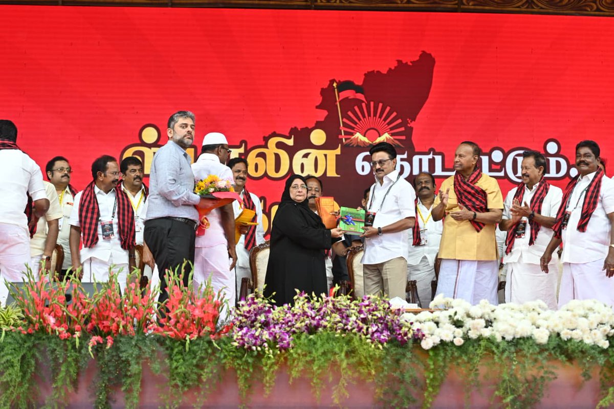 arivalayam's tweet photo. தமிழ்நாட்டின் நிரந்தர டிரெண்ட், Black and Red-தான் – கருப்பு-சிவப்புதான்! 2026 சட்டமன்றத் தேர்தலிலும் நாம்தான்! ஏழாவது முறையாக தி.மு.க. ஆட்சிதான்! திராவிட மாடல் 2.0 ‘ஸ்டார்ட்’!

ஆயிரமாண்டுகள் நின்று பேசும் சாதனைகளை, ஐந்தே ஆண்டுகளில் செய்து முடித்திருக்கிறோம்! நம்முடைய திராவிட மாடல் அரசு, சாதனைகளின் அரசாக இருப்பதுதான், பழனிசாமி அவர்கள் இவ்வளவு வேதனையுடன் புலம்புவதற்குக் காரணம்!

கழகத் தலைவரும் மாண்புமிகு தமிழ்நாடு முதலமைச்சருமான திரு. மு.க. ஸ்டாலின் அவர்கள் இன்று (14-02-2026) திருப்பத்தூரில் நடைபெற்ற ‘என் வாக்குச்சாவடி வெற்றி வாக்குச்சாவடி – வடக்கு மண்டல வாக்குச்சாவடிக் குழுவினருக்கான பயிற்சி மாநாட்டில் கலந்துகொண்டு ஆற்றிய உரையின் விவரம்:

கழகத்தின் வேர்களாக – கழகத்திற்கும், மக்களுக்குமான உறவுப் பாலமாக, வரும் சட்டமன்றத் தேர்தலில் மாபெரும் வெற்றியைப் பெற்றுத் தர இருக்கும், வாக்குச்சாவடி குழுவினரான உங்களைச் சந்திப்பதில், நான் மிகுந்த மகிழ்ச்சி அடைகிறேன், பெருமைப்படுகிறேன்!

கருப்பு சிவப்பு துண்டுடன் தேர்தல் களத்திற்கு தயாராக இருக்கும் உங்களைப் பார்க்கும்போது, திருவிடந்தை தந்த எனர்ஜியும் – உற்சாகமும், இந்தத் திருப்பத்தூரில் டபுள் ஆகிறது! உங்கள் கான்ஃபிடன்ஸ் லெவலை பார்க்கும்போதே, அடுத்ததும் தி.மு.க. ஆட்சிதான் என்று, மக்கள் சொல்வது தெரிகிறது!

அடுத்தடுத்து, நாம் அறிவிக்கும் திட்டங்களாலும், அடுத்து நடக்க இருக்கும் மதுரை, கோவை பயிற்சிக் கூட்டங்களாலும், இந்த எனர்ஜியும், உற்சாகமும், கூடிக்கொண்டே போகும். அதற்கு நான் கேரண்டி!

வடக்கு மண்டல BLA-2, BLC, BDA வாக்குச்சாவடி குழுவினருக்கான ‘என் வாக்குச்சாவடி - வெற்றி வாக்குச்சாவடி’ பயிற்சி நிகழ்ச்சியையே மாநாட்டைப் போன்று ஏற்பாடு செய்து அசத்தியிருக்கும், வடக்கு மண்டலப் பொறுப்பாளர்  - மாண்புமிகு அமைச்சர் ‘எதிலும் வல்லவர்’ எ.வ.வேலு அவர்களுக்கு பாராட்டுகள், வாழ்த்துகள்!

அவரோடு, தோளோடு தோள் நின்ற ஆற்றல்மிகு மாவட்டக் கழகத்தின் செயலாளர்கள் – இயக்கத்தின் முன்னோடிகள் - நிர்வாகிகள் அனைவருக்கும் வாழ்த்துகளோடு, தலைமைக் கழகத்தின் சார்பில் என்னுடைய இதயப்பூர்வமான நன்றியை நான் தெரிவித்துக் கொள்ள விரும்புகிறேன்!

திருவண்ணாமலை மாவட்ட 8 தொகுதிகள் - வேலூர்  மாவட்ட  5 தொகுதிகள் - தருமபுரி மாவட்ட 5 தொகுதிகள் - கிருஷ்ணகிரி மாவட்ட 6 தொகுதிகள் - ராணிப்பேட்டை மாவட்ட 4 தொகுதிகள் - கள்ளக்குறிச்சி மாவட்ட 4 தொகுதிகள் - சேலம் மாவட்ட 11 தொகுதிகள் என்று, இந்த மாநாட்டிற்கு வந்திருக்கும் நீங்கள் உங்களுடைய 40 தொகுதிகளிலும் நம்முடைய மதச்சார்பற்ற முற்போக்கு கூட்டணியை வெற்றி பெற வைக்கத் தயாராக இருக்கிறீர்களா? வடக்கு மண்டலத்தில் அனைத்துத் தொகுதிகளையும் தி.மு.க. கூட்டணி வெற்றி பெற்ற என்ற செய்தியைத்தான் ரிசல்ட் அன்றைக்கு டி.வி.யில் நாம் பார்க்க வேண்டும்!

நடந்து முடிந்த நாடாளுமன்றத் தேர்தலில் நூற்றுக்கு நூறு வெற்றியை நாம் பெற்றோம். அப்போது இருந்ததைவிட அதிகமான திட்டங்களை இப்போது நிறைவேற்றி கொடுத்திருக்கிறோம்! அனைத்து தரப்பு கோரிக்கைகளையும் தீர்த்து வைத்திருக்கிறோம்! அதனால், பெரிய வெற்றியை வரும் சட்டமன்றத் தேர்தலில் உங்கள் மூலமாக நான் எதிர்பார்க்கிறேன்.

2019-இல் இருந்து நாம் எதிர்கொண்ட அனைத்து தேர்தலிலும் நமக்கு, வெற்றி மேல் வெற்றிதான்! அதுவும் சாதாரண வெற்றி அல்ல; சதிகளை முறியடித்த சரித்திர வெற்றி! ஒவ்வொன்றும்  எதிரிகளை கலங்கடிக்கும் வெற்றி! இந்தியா முழுவதும் எந்த டிரெண்ட் இருந்தாலும், தமிழ்நாட்டின் நிரந்தர டிரெண்ட், Black and Red-தான் – கருப்பு-சிவப்புதான்! 2026 சட்டமன்றத் தேர்தலிலும் நாம்தான்! ஏழாவது முறையாக தி.மு.க. ஆட்சிதான்! திராவிட மாடல் 2.0 ‘ஸ்டார்ட்’! இதை நான் ஆணவத்தில் சொல்லவில்லை! மிகவும் அடக்கத்துடன், மிகுந்த பணிவுடன், நம்முடைய அரசு செய்திருக்கும் சாதனைகள் மேல் நான் வைத்திருக்கும் நம்பிக்கையில் சொல்கிறேன்! அனைத்துக்கும் மேல், உடன்பிறப்புகளான உங்கள் மேல் இருக்கும் நம்பிக்கையில் சொல்கிறேன். உங்களைப் போன்ற நிர்வாகிகள், தொண்டர்கள் இருக்கும்போது, வெற்றியைத் தவிர வேறு எதைப் பற்றியும் நாம் யோசிக்கத் தேவையில்லை! உங்களை வழிநடத்தி, உங்களுக்கான ‘டாஸ்க்’-ஐ ஒப்படைத்தாலே போதும்! மீண்டும் உதயசூரியன் ஆட்சி உறுதி! உறுதி! உறுதி!

இதுவரை இல்லாத அளவிற்கு, தமிழ்நாட்டில் இருக்கும் ஒவ்வொரு தொகுதியும் தி.மு.க.வின் கோட்டை என்று நாம் இந்த முறை நிரூபித்துக் காட்ட வேண்டும்! 2026-இல் தி.மு.க.வின் வெற்றி என்பது, இனி பல ஆண்டுகளுக்கு அரசியல் ஆய்வாளர்கள் வியந்து பேசும் வரலாற்று வெற்றியாக இருக்க வேண்டும்!

தமிழ்நாடு முழுவதும் 100 வாக்காளர்களுக்கு ஒரு உறுப்பினர் வீதம், ஒவ்வொரு பூத்திலும் சராசரியாக 10 வாக்குச்சாவடி குழு உறுப்பினர்களை நாம் நியமித்திருக்கிறோம்! தமிழ்நாட்டில் மொத்தம் எத்தனை பூத் இருக்கிறது? 75 ஆயிரம் பூத்! இவ்வாறு, ஒவ்வொரு பூத்திலும் நாம் செட் செய்திருக்கும் ‘மினிமம் டார்கெட்’, 350 வாக்குகள்! இந்த டார்கெட்டை நாம் அச்சீவ் செய்தாலே, 2 கோடியே 60 லட்சம் வாக்குகளுக்கு மேல் நாம் வாங்கிவிடுவோம். இந்தத் தேர்தலில், 2 கோடியே 50 லட்சம் வாக்குகளுக்குக் குறையாமல் நாம் வாங்கியே ஆக வேண்டும்! இதை நடத்திக் காட்டுவது உங்களின் பொறுப்பு! உங்களுக்கு வேண்டிய அனைத்து உதவிகளையும் செய்து தருவது என்னுடைய பொறுப்பு!

“2 கோடியே 50 லட்சமா?” அப்படி என்று நினைத்து யாரும் மலைக்க வேண்டாம்; யோசிக்க வேண்டாம். இங்கு வந்திருக்கும் ஒவ்வொருவரும் தலா 40-50 வாக்குகளுக்கு பொறுப்பேற்றுக் கொண்டால், அவ்வளவுதான்! சிம்ப்பிள்! ஒவ்வொருவரும் அவர்களுக்கு அசைன் செய்திருக்கும் 50 வாக்குகளை பெற்றுத் தந்தாலே போதும்! நம்முடைய டார்கெட்டை அச்சீவ் செய்து விடுவோம்! 200 தொகுதி நிச்சயம்! 200 தொகுதிகளுக்கு மேல் வெற்றி பெறுவதுதான் நம்முடைய லட்சியம்! அதற்கு முதலில் அடுத்த 2 மாதம் ஓய்வை மறந்து உழைக்க வேண்டும்!

தேர்தலுக்குள் நீங்கள் ஒவ்வொருவரும் - 100 வாக்காளர்களை, குறைந்தது  5 முறையாவது நேரில் சந்திக்க வேண்டும். இதை ஏன் சொல்கிறேன் தெரியுமா? என்னதான் வாட்ஸ்அப், இன்ஸ்டாகிராம் என்று புதுப்புது ஊடகங்கள் வந்தாலும், நேரில் சந்தித்து மக்களிடம் பணிவாக வாக்கு கேட்கும் பிரச்சாரத்திற்கு எதுவும் ஈடாகாது! அதனால்தான் நான் திரும்பத் திரும்ப சொல்கிறேன்! பரம்பரை பரம்பரையாக தி.மு.க.விற்கு வாக்களிக்கும் குடும்பமாக இருந்தாலும் சரி, இதுவரை நமக்கு வாக்களிக்காத குடும்பமாக இருந்தாலும் சரி, பிரச்சாரத்தின் கடைசி நிமிடம் வரை மக்களைச் சந்தித்து, சாதனைகளைச் சொல்லி, வாக்குறுதிகளைச் சொல்லி, வாக்கு கேட்டுக் கொண்டே இருக்க வேண்டும்! இதை நீங்க ‘ரிப்பீட் மோட்’-இல் செய்ய வேண்டும்! அப்போதுதான் நம்முடைய வெற்றியும் ‘ரிப்பீட்’ ஆகும்!

2021-இல் இருந்ததைவிட, தமிழ்நாடு முழுவதும் நமக்கான வரவேற்பும், ஆதரவும் இப்போது கூடியிருக்கிறது. 2021 தேர்தலில் ‘இதையெல்லாம் செய்வோம்’ என்று சொல்லி ஆட்சிக்கு வந்தோம்! இப்போது, சொன்னதையும் தாண்டி செய்து கொண்டிருக்கிறோம். அதனால், கெத்தாக மக்கள் முன் நிற்கிறோம்! அதனால், மெத்தனமாக இருக்காமல் களத்தில் தொடர்ந்து உழைத்தால், சென்ற முறை அடைந்ததை விட பெரிய வெற்றி, 100 சதவிகிதம் சாத்தியம்! 2024 நாடாளுமன்றத் தேர்தலில் நாம் வாங்கிய வாக்குகளை சட்டமன்றத் தொகுதிவாரியாகப் பார்த்தாலே, தெளிவாகத் தெரியும். நிச்சயமாக 2026-இலும் 200 தொகுதிகளுக்கு மேல் நாம்தான் வெல்லப் போகிறோம்! அதற்கு ஒவ்வொரு வாக்கும் முக்கியம்.

உங்கள் அனைவருக்கும் ஆளுக்கு 100 வாக்காளர்களை ‘அசைன்’ செய்துவிட்டோம்! தேர்தல் அன்றைக்கு பூத்துக்கு வந்து அவர்கள் நமக்கு வாக்களிக்கும் வரை, அவர்களை நீங்கள் அணுகிக் கொண்டே இருக்க வேண்டும்! எப்படி? பணிவாக... கனிவாக... மரியாதையாக... நட்பாக... அணுக வேண்டும்! அதுமட்டுமல்ல, வாக்குப்பதிவு முடிந்து மெஷினில் சீல் வைத்து, எடுத்துக் கொண்டு போகும் வரை நீங்கள் கவனமாக இருக்க வேண்டும்!

வீடு வீடாகச் செல்லுங்கள்! சகஜமாக - உரிமையுடன் பிரச்சாரம் செய்யுங்கள். அவர்களிடம் நம்முடைய சாதனைகளை பொறுமையாக விளக்கிச் சொல்லுங்கள்! அவர்களே அதை உணர்ந்து, நமக்கு வரவேற்பு அளிப்பார்கள்! நண்பர்களின் டீக்கடையில் உட்கார்ந்து எவ்வாறு டிஸ்கஸ் செய்வோமோ – அரட்டை அடிப்போமோ, அது போன்று ஃப்ரண்ட்லியாகப் பேசுங்கள். நம்முடைய கழக ஆட்சி மீண்டும் வந்தால்தான் தமிழ்நாட்டின் வளர்ச்சி தொடரும், தமிழ்நாட்டின் சுயமரியாதை காப்பாற்றப்படும் என்று அவர்கள் மனதில் பதிய வையுங்கள்.

குறிப்பாக, மாணவர்கள், இளைஞர்களிடம் அவர்களுக்காக நாம் செய்து கொண்டு வரும் திட்டங்களை எடுத்துச் சொல்லுங்கள்! நான் முதல்வன், தமிழ்ப்புதல்வன், புதுமைப்பெண், லேப்டாப் திட்டம் அனைத்தையும் நினைவூட்டுங்கள்! தனியார் தொழிற்சாலைகள் மூலம் மட்டுமே 38 லட்சம் வேலைவாய்ப்புகளை அவர்களுக்காக உறுதி செய்திருக்கிறோம் என்று புரிய வையுங்கள்! இரண்டாம் நிலை நகரங்களிலும் டைடல் பார்க், சின்ன சின்ன மாவட்டங்களிலும் சிப்காட், எல்காட் பூங்கா திறந்திருக்கிறோம் என்று லிஸ்ட்-ஐ எடுத்து காட்டுங்கள்!

இதற்காக உங்களுக்குத் தேவைப்படும் தகவல்கள் அடங்கிய ஒரு புத்தகத்தை, உங்கள் அனைவருக்கும் வழங்கியிருக்கிறோம். அதில், நம்முடைய ஐந்தாண்டு சாதனைகளை விளக்கி, சட்டப்பேரவையில் நான் பேசிய ‘ஸ்பீச்’ தெளிவாக இருக்கிறது. அதை முழுவதுமாக படித்து, அதில் உள்ள திட்டங்களை ஒன்று விடாமல் மனப்பாடமே செய்துவிடுங்கள்.

நம்முடைய ஆட்சிக் காலத்தில் ஒவ்வொரு குடும்பமும் நிச்சயமாக ஏதாவதொரு வகையில் பயன்பெறும்படி நம்முடைய திட்டங்கள் அமைந்திருக்கிறது. அவை அனைத்தும் அவர்கள் வீட்டின் ஒரு அங்கமாக இருப்பது போன்று நோட்டீஸ் அடித்துக் கொடுங்கள்! அடுத்த 2 மாதம் எந்தப் பக்கம் திரும்பினாலும், எந்த வீட்டுக்குள் நுழைந்தாலும், அங்கு D.M.K. Brand-தான் தெரிய வேண்டும்! மறந்துவிடாதீர்கள். தெருமுனைக் கூட்டங்கள், திண்ணைப் பிரச்சாரங்களை மேற்கொள்ள வேண்டும். இளைஞர்கள் மற்றும் மகளிரை கழகத்தை நோக்கி அதிக அளவில் ஈர்க்க வேண்டும்! ஏன் என்றால், அவர்களுக்காகத்தான் இந்த 5 ஆண்டுகளில் நிறைய செய்திருக்கிறோம்! ஒவ்வொரு தனி மனிதரின் கோரிக்கையையும்,  எண்ணத்தையும் நம்முடைய திட்டங்கள் மூலமாக செயல்படுத்திக் கொடுத்திருக்கிறோம்!

* கலைஞர் மகளிர் உரிமைத் திட்டம்

* காலை உணவுத் திட்டம்

* புதுமைப் பெண் திட்டம்

* தமிழ்ப்புதல்வன் திட்டம்

* நான் முதல்வன் திட்டம்

* இல்லம் தேடிக் கல்வி திட்டம்

* எண்ணும் எழுத்தும் திட்டம்

* குறு சிறு நிறுவனங்களுக்கு கடன் உத்தரவாதத் திட்டம்

* கலைஞரின் அனைத்துக் கிராம ஒருங்கிணைந்த வேளாண் வளர்ச்சித் திட்டம்

* கலைஞர் நகர்ப்புற மேம்பாட்டுத் திட்டம்

* உங்களுடன் ஸ்டாலின்

* நலன் காக்கும் ஸ்டாலின்

* மக்களைத் தேடி மருத்துவம்

* இன்னுயிர் காப்போம் - நம்மைக் காக்கும் 48

* பாதம் காப்போம்

* இதயம் காப்போம்

* கலைஞர் கைவினைத் திட்டம்

* ஊட்டச்சத்தை உறுதி செய்

* மகளிர் விடியல் பயணம்

* கலைஞர் கனவு இல்லம்

* அன்புக் கரங்கள் திட்டம்

* அன்புச் சோலை திட்டம்

* தோழி விடுதிகள்

* மாற்றுத்திறனாளிகளுக்கான உரிமைத் திட்டம்

* உள்ளாட்சி அமைப்புகளில் மாற்றுத் திறனாளிகளுக்கு நேரடி நியமனம்

* முதலமைச்சர் கோப்பை

* அயோத்திதாச பண்டிதர் குடியிருப்பு மேம்பாட்டுத் திட்டம்

* தொல்குடித் திட்டம்

* டாக்டர் கலைஞர் விளையாட்டு உபகரணங்கள் வழங்கும் திட்டம்

* பேராசிரியர் அன்பழகனார் கல்வி உட்கட்டமைப்பு மேம்பாட்டுத் திட்டம்

* பெருந்தலைவர் காமராசர் கல்லூரி மேம்பாட்டுத் திட்டம்

* அண்ணல் அம்பேத்கர் தொழில் முன்னோடிகள் திட்டம்

* முதலமைச்சரின் தாயுமானவர் திட்டம்

* முதலமைச்சரின் கிராமசாலை மேம்பாட்டுத் திட்டம்

* கல்லூரி மாணவர்களுக்கு லேப்டாப் திட்டம்

* உங்க கனவ சொல்லுங்க

* 3000 ரூபாய் பொங்கல் தொகுப்பு –

இளைக்கிறது, அவ்வளவு திட்டங்கள்… இவ்வாறு சொல்லிக்கொண்டே போகலாம். இதையெல்லாம் நினைவூட்டுங்கள்.

மக்கள்நலத் திட்டங்கள் எந்தத் தடையும் இல்லாமல் மக்களுக்குக் கிடைக்க வேண்டும் என்று நாம் அட்வான்ஸாக செயல்படுவதுதான், இப்போது, “Talk of the நேஷன்!”

நேற்று காலை விடிந்ததும், ஒரு கோடியே 31 லட்சம் பெண்கள் முகத்திலும் ஒருசேர புன்னகையை கொண்டு வந்திருக்கிறோமே! அவர்கள் காலையில் கேட்ட முதல் ரிங்டோனே, ஐந்தாயிரம் ரூபாய் கலைஞர் மகளிர் உரிமைத்தொகை, அவர்கள் அக்கவுண்ட்-இல் வந்ததற்கான மெசேஜ் டோன்தான்! ஏன், இந்த மாதம் ஐந்தாயிரம் கொடுக்கிறோம் என்று தெளிவாக விளக்கி நேற்று காலையே நான் வீடியோவும் வெளியிட்டேன். தேர்தலைக் காரணம் காட்டி, மகளிர் உரிமைத்தொகையை தடுக்க நினைத்த சதியை முறியடித்திருக்கிறோம்! நீங்கள் நிச்சயம் அந்தச் செய்தியைப் பார்த்திருப்பீர்கள்...

பா.ஜ.க.வைச் சேர்ந்த ஒருவரை வைத்து, உச்சநீதிமன்றத்தில் வழக்கைத் தொடர்ந்து, தேர்தல் நெருக்கத்தில், மக்கள் நலத்திட்டங்களை நிறுத்த வேண்டும் என்று திட்டம் போட்டார்கள்! அதாவது, ஒன்றிய பா.ஜ.க. அரசைப் பொறுத்தவரைக்கும், அவர்களும் மக்களுக்கு நல்லது செய்யமாட்டார்களாம்; நல்லது செய்கிறவர்களையும் செய்ய விடமாட்டார்களாம்.

தமிழ்நாட்டு மகளிருக்கு நான் கொடுத்த உறுதிமொழிதான், உரிமைத் தொகை! அதற்கு தடை போட நான் விட்டுவிடுவேனா? அதனால்தான், மக்களுக்கு சர்பிரைஸ் கொடுத்து, மக்கள் விரோதிகளுக்கு ஷாக் கொடுத்தோம்! இதுதான் இந்த முத்துவேல் கருணாநிதி ஸ்டாலினின் ஸ்டைல்!

ஓரவஞ்சனைக்கும் - வஞ்சகத்திற்கும் ஒரு முகம் இருந்தால், அதுதான், ஒன்றிய பா.ஜ.க. அரசு! இதுவரைக்கும், தமிழ்நாட்டிற்கு என்று ஏதாவது சிறப்புத் திட்டம் அறிவித்திருக்கிறார்களா? நானும் திரும்பத் திரும்ப கேட்டுக் கொண்டே இருக்கிறேன். முறையாக பதில் சொல்ல வேண்டிய பிரதமரோ - உள்துறை அமைச்சரோ வரவில்லை;  அதற்கு பதில் சொல்ல முடியவில்லை! “அதுதான் இது; இதுதான் அது” என்று வழக்கமாக ஒதுக்கப்படும் நிதிகளைச் சொல்லியே ஏமாற்றிக் கொண்டிருக்கிறார்கள். பா.ஜ.க. தலைமையில் இருந்தும் இதற்கு பதில் வரவில்லை... பா.ஜ.க.வின் கிளைச் செயலாளராக இருக்கும் பழனிசாமி அவரிடமிருந்தாவது பதில் வந்ததா? இப்போது அது பா.ஜ.க. கிளைக் கழகம் ஆகிவிட்டது!

தமிழ்நாட்டுக்காகவும், தமிழ்நாட்டு மக்களுக்காகவும் பேசுவதற்கு துணிவில்லாமல் - முதுகெலும்பு இல்லாமல், கொத்தடிமைச் சேவகம் செய்துகொண்டு இருக்கும் பழனிசாமி, எனக்கு சவால் விட்டிருக்கிறார்.

எந்த பழனிசாமி? இன்றைக்கும், ஒரு அரசியல்வாதி எப்படி இருக்கக் கூடாது என்பதற்கு அடையாளமாக, சோஷியல் மீடியாவில் வலம் வந்துகொண்டு இருக்கும் வீடியோவிற்கு சொந்தக்காரரான பழனிசாமி!

பழனிசாமி அவர்களே... மாண்புமிகு பழனிசாமி அவர்களே... தவழ்ந்து தவழ்ந்து, ஊழல் குற்றவாளியான அம்மையார் சசிகலா காலில் விழுந்து, பதவியைப் பெற்று, அவருடைய காலை வாரிவிட்டு, “நீ எனக்கு பதவி கொடுத்தியா” என்று மரியாதை இல்லாமல் ஒருமையில் கேட்டீர்களே? இல்லை என்று மறுக்க முடியுமா?

சட்டம் - ஒழுங்கு பற்றி பேசுவதற்கு உங்களுக்கு தார்மீக உரிமையாவது இருக்கிறதா? உங்கள் கட்சியின் உண்மையான பொதுச்செயலாளராக இருந்த, அம்மையார் ஜெயலலிதா அவர்களின் கொடநாடு பங்களாவில் நடந்த கொலை - கொள்ளை, அதைத் தொடர்ந்து நடந்த மர்ம மரணங்கள், இதையெல்லாம் மறக்கடித்துவிட்டதாக நினைத்துக் கொண்டிருக்கிறீர்களா?

பொல்லாத ஆட்சிதான் பழனிசாமியின் ஆட்சி என்பதற்கு, பொள்ளாச்சி பாலியல் வன்கொடுமைகளே சாட்சியாக ஆறாத வடுவாக இருக்கிறதே?

ஸ்டெர்லைட் ஆலை வேண்டாம் என்று அமைதியாக ஊர்வலம் சென்ற, அப்பாவி பொதுமக்கள் மீது துப்பாக்கிச் சூடு நடத்த சொல்லிவிட்டு, டி.வி.யைப் பார்த்துதான் தெரிந்து கொண்டேன் என்று நாடகம் போட்டது, மக்கள் மறந்து விட்டார்கள் என்று நினைக்கிறீர்களா?

சாத்தான்குளம் காவல் நிலையத்தில், அப்பாவும் மகனும் அடித்து கொல்லப்பட்டப்போது, அவர்கள் உடல்நலமில்லாமல் இறந்ததாக, கொஞ்சம் கூட ஈவு இரக்கம் இல்லாமல் சொன்னீர்களே... உங்களுடைய அந்த கல்மனதை மக்கள் மறந்துவிட்டார்கள் என்று நினைத்தீர்களா?

ஊழலின் ஊற்றுக்கண்ணான அ.தி.மு.க.வின் பாராம்பரியத்தை காப்பாற்ற, உறவினர்களுக்கு டெண்டர்களை அள்ளிக் கொடுத்துவிட்டு, வழக்கு வந்தவுடனே, தமிழ்நாடு முழுவதும் சொந்தக்காரர்கள் இருக்கிறார்கள் என்று சப்பைக்கட்டு கட்டினீர்களே... மக்கள் மறந்துவிட்டார்கள் என்று நினைக்கிறீர்களா?

உங்கள் மேல் ஊழல் வழக்கு இருக்கிறதே என்று கேட்டபோது, “யார் மேலதான் ஊழல் வழக்கு இல்ல” என்று அசரடிக்கும் பதில் சொன்ன உங்கள் திறமையை என்ன என்று சொல்வது?

உழவர்களுக்கு எதிரான மூன்று வேளாண் சட்டங்களை மனச்சாட்சி இல்லாமல் ஆதரித்து, போராடிய விவசாயிகள் மேலேயே அவதூறு பரப்பினீர்களே… “பச்சைத்துண்டு போட்டு பச்சைத்துரோகம் செய்த பழனிசாமி” என்று சொல்லி, உங்களைப் புறக்கணித்த விவசாயிகள், அதை மறந்திருப்பார்கள் என்று நினைத்தீர்களா?

சிறுபான்மை மக்களுக்கு எதிரான பா.ஜ.க.வின் சட்டங்களை ஆதரித்ததுடன் - அந்த மக்களை அடக்குமுறைக்கு ஆளாக்குனீர்களே, அந்தக் காயம் ஆறிவிட்டது என்று நினைக்கிறீர்களா?

குட்கா வழக்கில் அ.தி.மு.க. அமைச்சர்கள் சிக்கியதற்கு உங்கள் பதில் என்ன? வருமான வரித்துறையில் சொந்தக்காரர்கள் சிக்கியதால்தான், பா.ஜ.க.வுடன் கூட்டணி வைத்தீர்களா? இவ்வாறு ஏராளமான கேள்விகள் இருக்கிறது. இதற்கெல்லாம் நீங்கள் பதில் சொல்லாமல் தவிர்த்தாலும், மக்களுக்கு பதில் தெரியும்! உங்கள் லட்சணமும் தெரியும்!

எனவே, தி.மு.க. அரசை அவதூறுகளால் களங்கப்படுத்த நினைக்கும் உங்களின் பேச்சுகளை மக்கள் நம்ப மாட்டார்கள்! நம்முடைய திராவிட மாடல் அரசு, சாதனைகளின் அரசாக இருப்பதுதான், பழனிசாமி அவர்கள் இவ்வளவு வேதனையுடன் புலம்புவதற்குக் காரணம்!

ஆயிரமாண்டுகள் நின்று பேசும் சாதனைகளை, ஐந்தே ஆண்டுகளில் செய்து முடித்திருக்கிறோம்! யூடியூபிலும் - சோஷியல் மீடியாக்களிலும் பாருங்கள்... வடமாநில சேனல்கள் அனைத்தும், இவ்வாறு சாதனைகளை செய்யும் அரசு, இந்தியாவிலேயே இல்லை என்று பாராட்டி, எனவே, ஒரு  சிறப்பான ஆட்சிக்கு அடையாளம் இதுதான் என்று, தமிழ்நாட்டின் அரசை எடுத்துச் சொல்லி, எடுத்துக்காட்டாக காட்டிக் கொண்டு இருக்கிறார்கள்! நான் மட்டுமல்ல, இங்கு இருக்கும் ஒவ்வொருவரும் நெஞ்சை நிமிர்த்தி சொல்லலாம்... தமிழ்நாட்டு வரலாற்றிலேயே நம்முடைய அரசு போன்று சாதனைகள் செய்த அரசே கிடையாது! ஒட்டுமொத்த தமிழ்நாட்டிற்கும் செய்த திட்டங்களை மட்டுமல்ல... ஒவ்வொரு மாவட்டத்திற்கும் - தொகுதிக்கும் நிறைவேற்றப்பட்டிருக்கும் சாதனைகளை நம்மால் பட்டியலிட்டுச் சொல்ல முடியும்!

நன்றாகப் புரிந்து கொள்ளுங்கள்... நாம் போராடுவது, திராவிட முன்னேற்றக் கழகத்தின் வெற்றிக்காக மட்டுமல்ல; தமிழ்நாட்டின் வெற்றிக்காக! பா.ஜ.க.வின் டப்பா எஞ்சின் முன், நம்முடைய திராவிட மாடல் சூப்பர் ஃபாஸ்ட் எஞ்சின் ஒருபோதும் தலைகுனியாது! இந்த உறுதியை தமிழ்நாட்டில் இருக்கும் ஒவ்வொரு வீட்டிற்கும் - ஒவ்வொரு வாக்காளருக்கும் ஏற்படுத்த வேண்டியது, உங்களுடைய பணி! களப்பணிதான், உங்களுடைய முழுப் பணி! நீங்கள் உழைக்கும் ஒவ்வொரு நிமிடமும் - ஒரு புது வாக்கு நமக்கு வரும்!

மக்களைச் சந்திக்கும்போது, நம்முடைய சாதனைகளைச் சொன்னால் மட்டும் போதாது; ஒன்றிய பா.ஜ.க. அரசின் துரோகங்களையும் வெளிச்சம் போட்டு காட்ட வேண்டும்! டப்பா எஞ்சின்-இல் ஏறி, கொத்தடிமைகள் மூலமாக, தமிழ்நாட்டுக்குள் புறவாசல் வழியாக நுழைய நினைக்கும் பா.ஜ.க.வின் எண்ணத்தை தடுத்து நிறுத்த வேண்டும்!

தமிழ்நாட்டிற்கு பரப்புரைக்கு வரும் பிரதமர், தமிழ்நாட்டிற்கு என்று இந்தச் சாதனைகளை எல்லாம் செய்திருக்கிறோம் என்று சொல்கிறாரா? இருந்தால்தானே சொல்ல முடியும்! அண்மையில் ஒன்றிய அரசின் பட்ஜெட் வெளியிட்டார்களே... அதில் தமிழ்நாட்டிற்கு என்று ஏதாவது சிறப்புத் திட்டங்கள் அறிவித்தார்களா? இதைத் தட்டிக் கேட்கும் துணிச்சலோ – தைரியமோ, பழனிசாமி அவர்களுக்கு இருக்கிறதா?

அவரைப் பொறுத்தவரைக்கும், “போடு தோப்புக்கரணம்” என்று சொன்னால், “ஸ்டாப்” சொல்லும் வரைக்கும் “நான்-ஸ்டாப்”-ஆக பல்டி அடிப்பார்! அனைத்து துரோகத்தையும் செய்துவிட்டு, “கூட்டணி தர்மத்துக்காகத்தான் தமிழ்நாடு உரிமைகளை அடகு வைத்தேன்” என்று கொஞ்சம்கூட கூச்சமே இல்லாமல் சொல்லுவார்! இதையெல்லாம் நன்றாக உணர்ந்துதான், அவருடைய தலைமையை அவருடைய கூட்டணியினரே ஏற்றுக் கொள்ளவில்லை! அனைவரும் ஒரிஜினல் ஓனரான பா.ஜ.க.விடம் நேரடியாக சரண்டர் ஆகிறார்கள்! எனவே, அ.தி.மு.க. என்பது, பா.ஜ.க. டிராவல் செய்வதற்கு பயன்படுத்திக் கொள்ளும் ஒரு கிளை அமைப்பு என்பதை, மக்களிடம் அம்பலப்படுத்த வேண்டும்! தமிழ்நாடு என்ற பெயரையே மாற்ற வேண்டும் என்று துடிப்பவர்கள், தமிழ்நாட்டிற்குள் வந்தால், அவர்களின் சதித் திட்டங்கள் எப்படிப்பட்டதாக இருக்கும் என்று மக்களுக்கு நீங்கள் புரிய வைக்க வேண்டும்!

இந்தச் சதியை உணராமல், நம்முடைய மதச்சார்பற்ற முற்போக்குக் கூட்டணியைத் தவிர, வேறு யாருக்கு வாக்களித்தாலும், இன்றைக்கு நாம் செய்து கொண்டிருக்கும் அத்தனை நலத்திட்டங்களையும் நிறுத்திடுவார்கள் என்று மக்களுக்கு நீங்கள் புரிய வைக்க வேண்டும்!

எனவே, திராவிட மாடல் 2.0 ஆட்சியை அமைக்க வேண்டும் என்ற நம்முடைய இலக்கை, நீங்கள் அனைவரும் உங்கள் நெஞ்சங்களில் ஏந்தி, அந்த இலக்கை அடைய ஒற்றுமையாக பணியாற்ற வேண்டும்! நம்முடைய இலக்கு எவ்வளவு? 200 தொகுதிகள்! 200 தொகுதிகளில் வெற்றி பெற வேண்டும் என்றால் என்ன தேவை? ஓய்வில்லாத உழைப்பு!

வேட்பாளரை அறிவிக்கும் பொறுப்பை, தலைமைக் கழகம் பார்த்துக் கொள்ளும்! வெற்றி பெறுபவர்தான் வேட்பாளர்! திறமை இருப்பவர்தான் வேட்பாளர்! அவரை சட்டமன்றத்திற்கு அனுப்ப வேண்டியது, உங்களுடைய கடமை!

ஏழாவது முறையும் கழகம் ஆட்சி அமைத்தது என்ற வரலாற்றை எழுத, வீரியத்துடன் செயல்படுங்கள்! மீண்டும் சொல்கிறேன்... தமிழ்நாடு அணியா? டெல்லி அணியா? என்ற இந்த ஜனநாயகப் போரில், அரசியல் விருப்பு வெறுப்புகளுக்கு அப்பாற்பட்டு, நம்முடைய தாய்த் தமிழ்நாட்டைக் காக்க, அனைவரும் தி.மு.க. தலைமையிலான மதச்சார்பற்ற முற்போக்கு கூட்டணியை ஆதரிக்க வேண்டும்! அதற்கான அத்தனை களப்பணிகளையும் நீங்கள் இடைவிடாமல் செய்ய வேண்டும்! தொடர்ந்து வெல்ல, உழைப்போம்! மீண்டும் வெல்வோம்! மீண்டும் மீண்டும் வெல்வோம்! வெல்வோம் ஒன்றாக!

நன்றி, வணக்கம்!

#ஸ்டாலின்_தொடரட்டும்