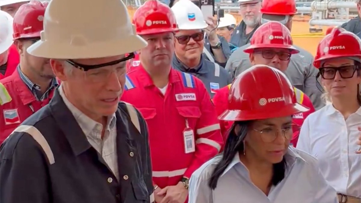 🧵1/3 El Secretario de Energía de EEUU quedó encantando en su vista a una Empresa Mixta PDVSA-Chevron. Además de reconocer la grandiosa ley de Hidrocarburos donde además Venezuela siempre será socio mayoríario con cualquier empresa mixta