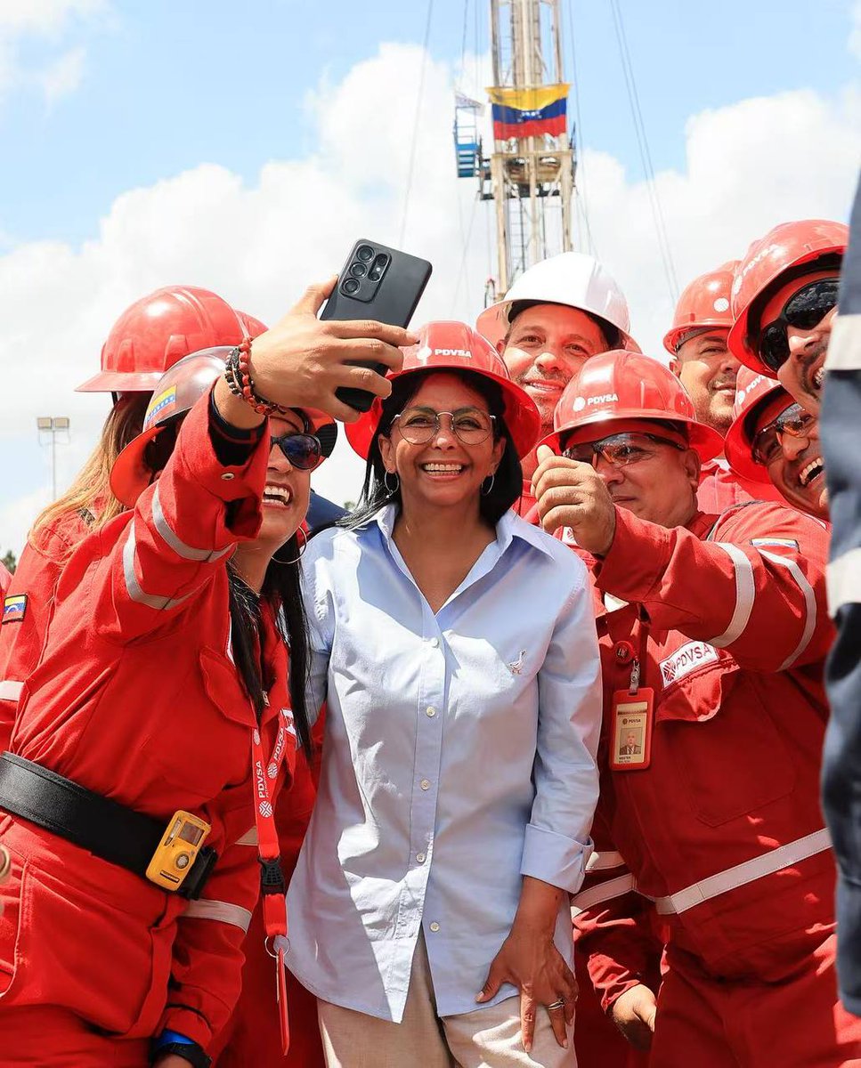 🧵2/3 El funcionario estadounidense elogio la capacidad de los trabajadores venezolanos frente a los obstáculos y las maniobras realizadas en la industria, frente a los bloqueos.