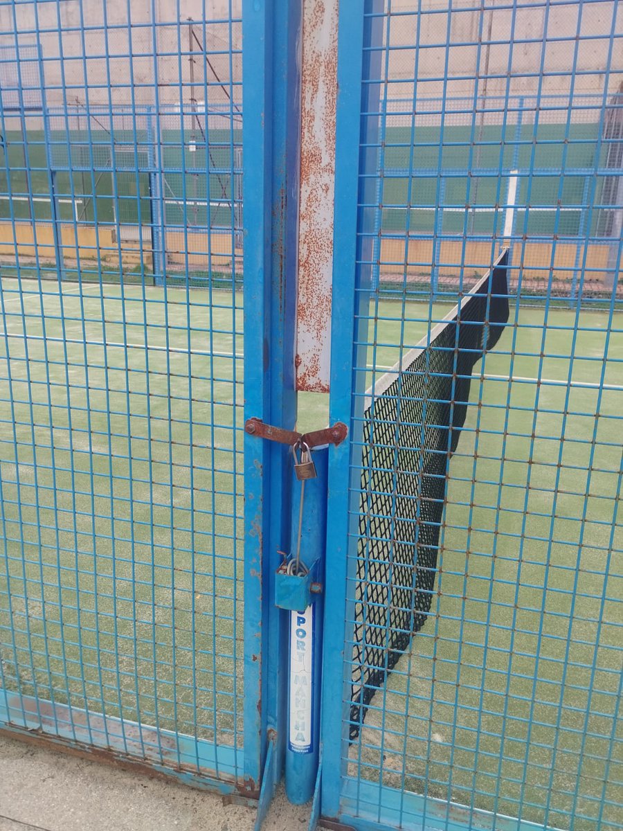 🔴 El caos en el #ServicioPúblico de las instalaciones deportivas de #AlcaládeHenares es mayúsculo, la falta de personal, hoy en El Juncal, provoca taquillas y pistas cerradas y deterioro general.
👉 El sobreesfuerzo que hacen los trabajadores y trabajadoras evita el desastre ✊