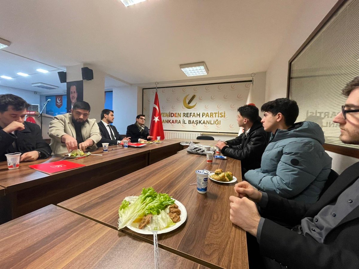 Ankara İl Gençlik Kolları Yürütme ve Yönetim toplantımızda GM Gençlik Kolları Dış İlişkiler Başkanımız Halis Aküzüm ile bir araya geldik. 
Yerelden genele, Türkiye’den dünyaya Yeniden Refah!