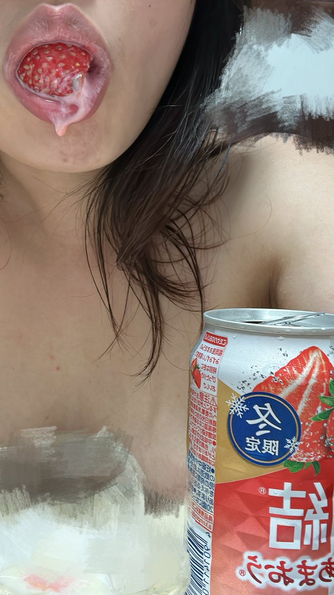 chichi100002's tweet photo. 情人節是什麼？可以吃嗎？
還是餵我草莓🍓我吃你🤭
好市多草莓冰結出來快去搬唷🍓🍺 https://t.co/1BeC1wcw6L