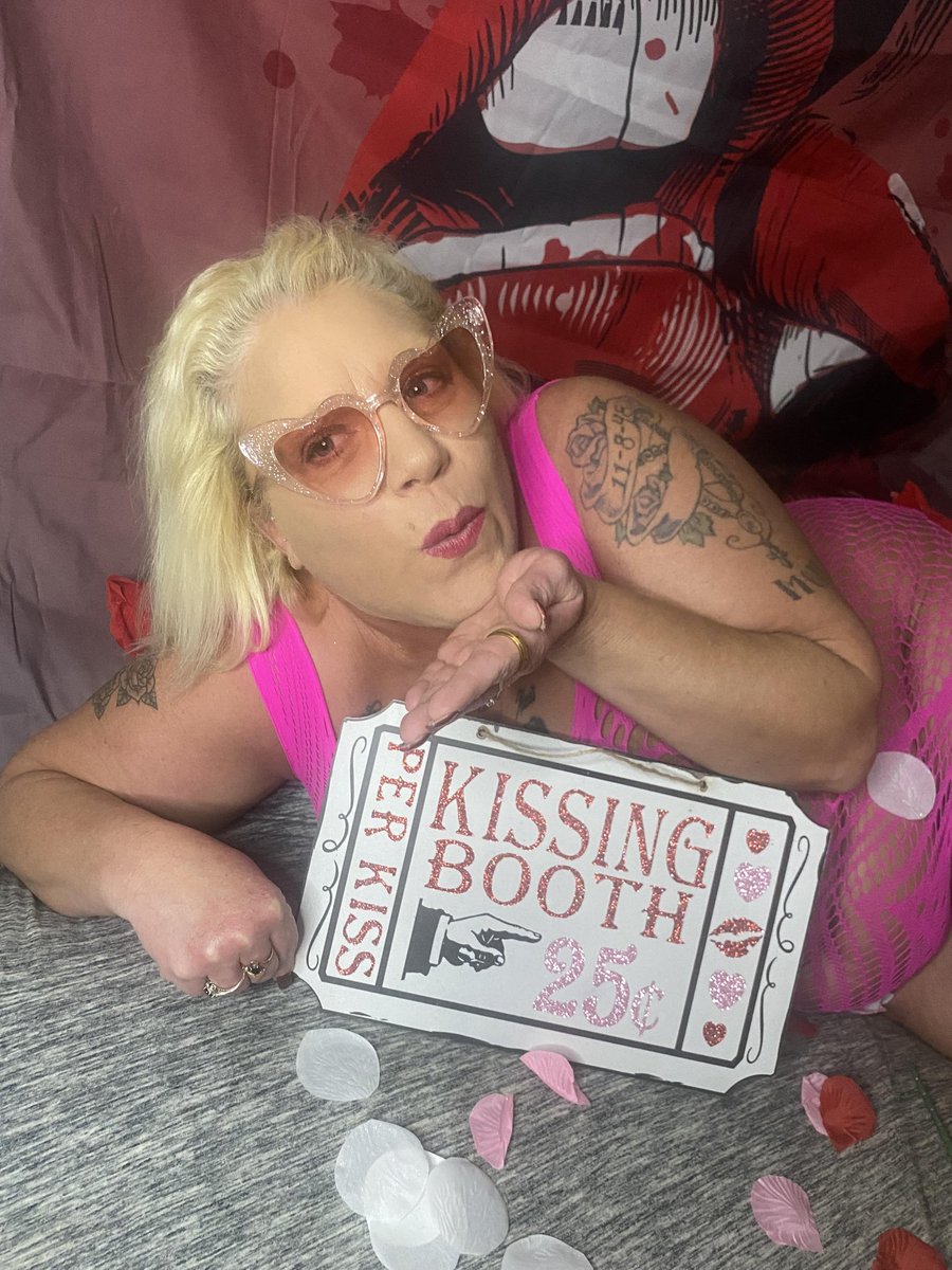 FoxyKitty13 tweet media