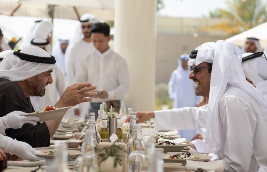 al39e_q8's tweet photo. صورة اخوية معبرة ♥️

الله يجمع حكامنا حكام الخليج على عز وخير ♥️

ودي اعرف شنو الحوار 😍 https://t.co/AcTQgdAGlu