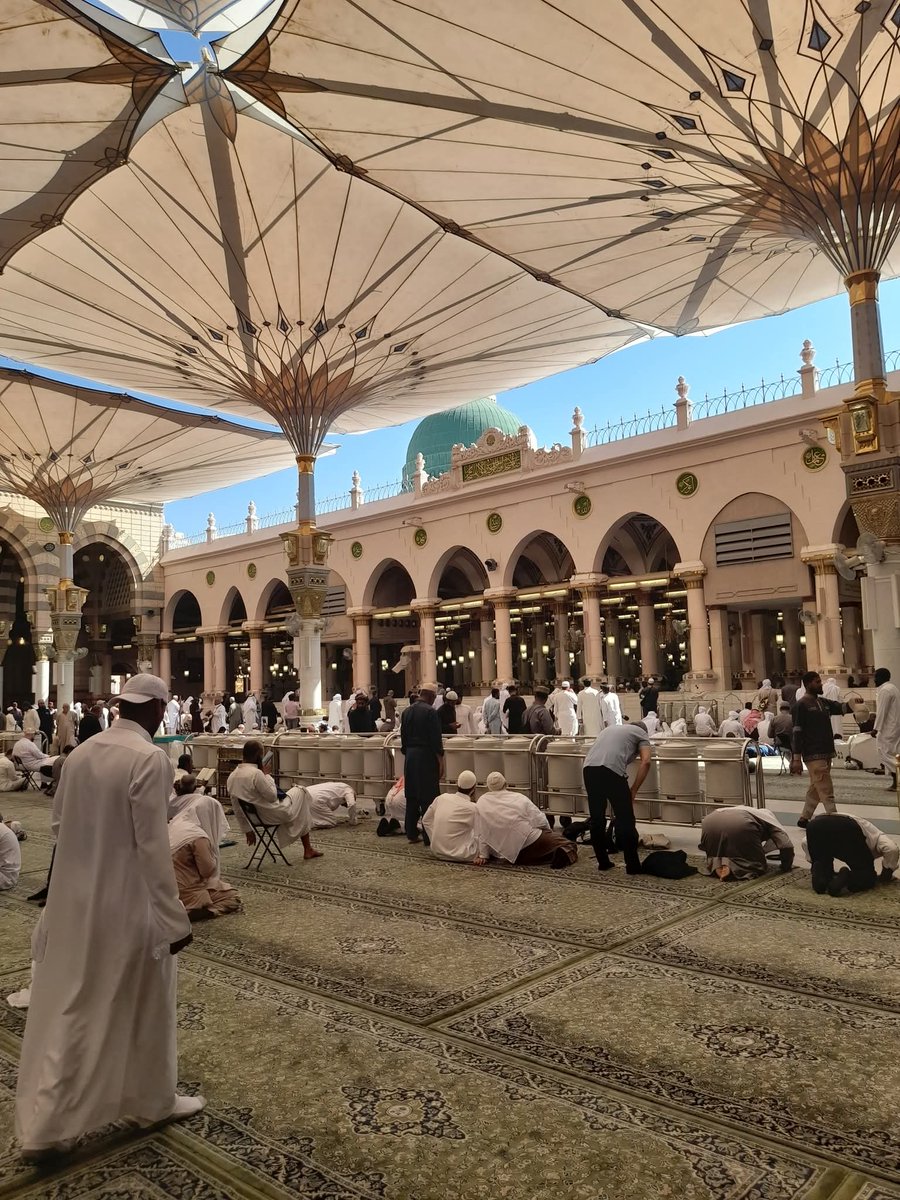 HS0fficial's tweet photo. غزوۂ حنین کے بعد نبی کریم ﷺ طائف سے واپس مدینہ کی طرف آ رہے تھے۔ آپ ﷺ اپنی اونٹنی پر سوار تھے، اور ساتھ ساتھ حضرت ابو رہم غفاریؓ بھی اپنی اونٹنی پر تھے۔

حضرت ابو رہمؓ کی اونٹنی بہت تیز اور قابو سے باہر تھی، اور وہ ڈر رہے تھے کہ کہیں ان کی اونٹنی نبی ﷺ کی اونٹنی سے نہ ٹکرا جائے۔ وہ بار بار مہار کھینچتے رہے، مگر ایسا ہوا جو ان کے دل میں ڈر تھا — اونٹنی ٹکرا گئی اور نبی ﷺ کے پاؤں کو ہلکی سی چوٹ لگی۔

نبی کریم ﷺ نے اپنے ہاتھ کی چھڑی سے ہلکا اشارہ کیا اور فرمایا:
"تم نے مجھے تکلیف دی ہے۔"

یہ سن کر ابو رہمؓ شرم اور خوف سے بھر گئے۔ دل میں خیال آیا کہ شاید انہوں نے بہت بڑی غلطی کی ہے، اور اللہ کی ناراضی کا خوف انہیں گھیر گیا۔ وہ کچھ دیر لوگوں سے الگ ہو گئے۔

شام کو واپس آئے تو معلوم ہوا کہ نبی ﷺ خود انہیں تلاش کر رہے تھے۔ دل میں خوف بڑھ گیا، مگر ہمت کر کے حضور ﷺ کی خدمت میں حاضر ہوئے۔

جیسے ہی نبی ﷺ نے انہیں دیکھا، مسکرا دیے اور محبت بھرے لہجے میں فرمایا:
"شام کو میری چھڑی سے تمہیں تکلیف تو نہیں ہوئی؟"

ابو رہمؓ حیران رہ گئے۔ ڈانٹ کی توقع تھی، مگر یہاں شفقت اور محبت تھی۔ پھر آپ ﷺ نے قریب کھڑے بھیڑوں کے ریوڑ کی طرف اشارہ کیا اور فرمایا:
"یہ سب تمہارے لیے ہیں۔"

ابو رہمؓ خوشی اور حیرت سے بھر گئے — یہ 80 بھیڑیں تھیں۔

یہ واقعہ ہمیں سکھاتا ہے کہ نبی ﷺ کا اخلاق کتنا بلند تھا۔
غلطی پر ناراضی یا سختی نہیں، بلکہ محبت، شفقت اور احسان سے دل جیتنا آپ ﷺ کی سنت تھی۔
یہی وہ طریقہ ہے جس سے انسان کے دل نرم اور رشتہ مضبوط بنتا ہے۔