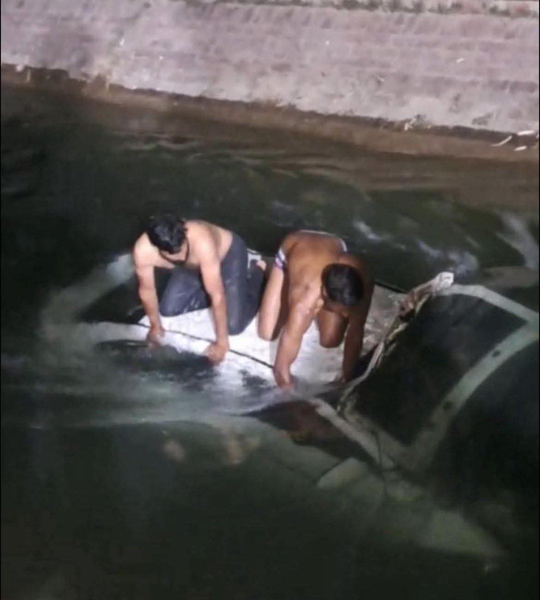 कल हरियाणा के सिरसा में शाम साढ़े 7 बजे शादी से लौट रहे एक परिवार कार समेत गहरे नहर में गिर गया..! 

तभी एक बाइक वाला उधर से गुजर रहा था 

उसने चिल्ला कर गाँव वाले को इकट्ठा कर लिया। कार में 6 लोग सवार थे

3 महिला, एक पुरुष, एक 4 साल और एक 2 साल का बच्चा

वहां के युवाओं ने कार का