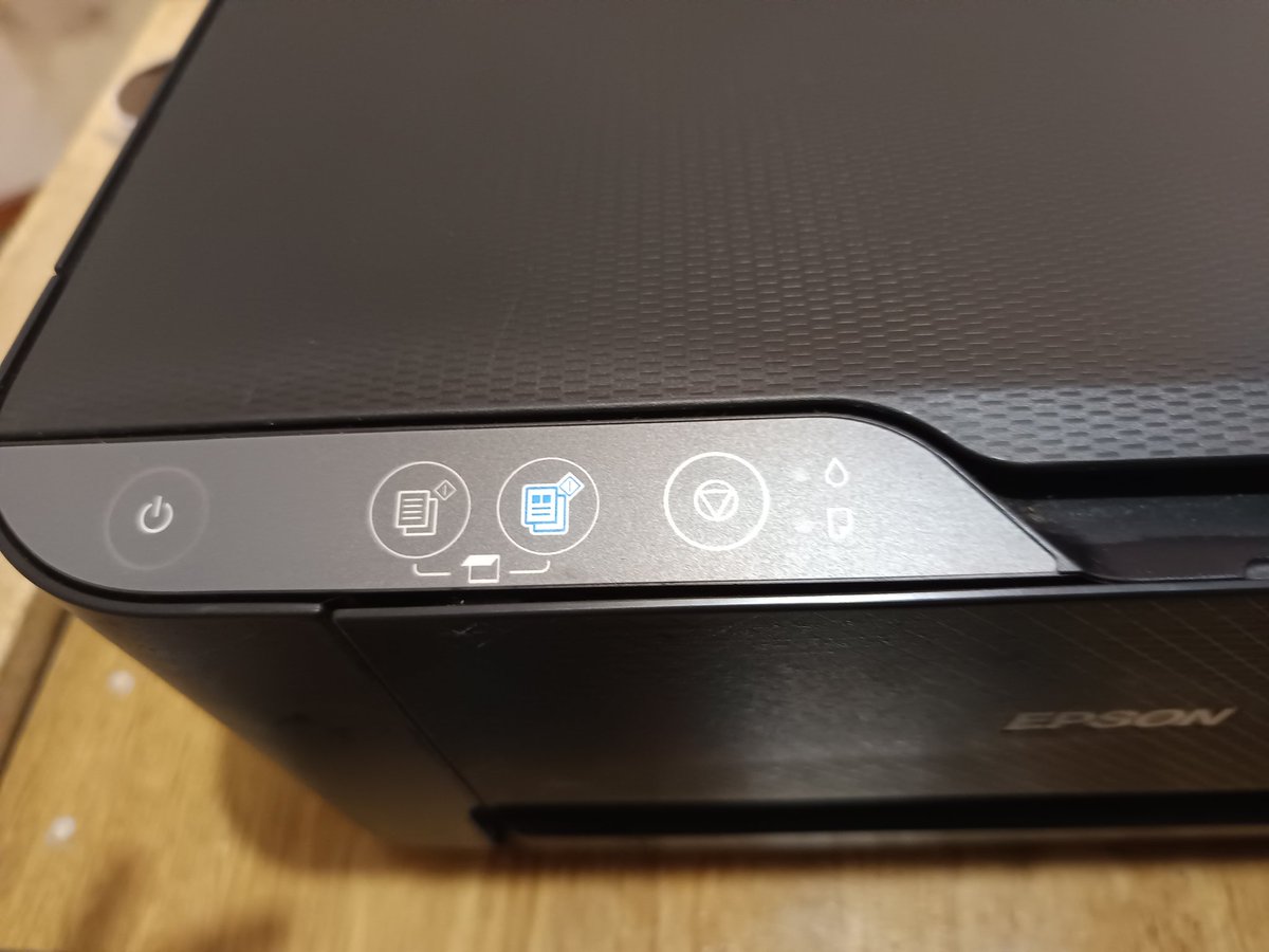 Vendo impresora para sublimación. Casi nueva (no se han impreso ni 20.copias) 300 dólares! 
La humedad de la pared queda en casa. Si le dan RT les agradezco