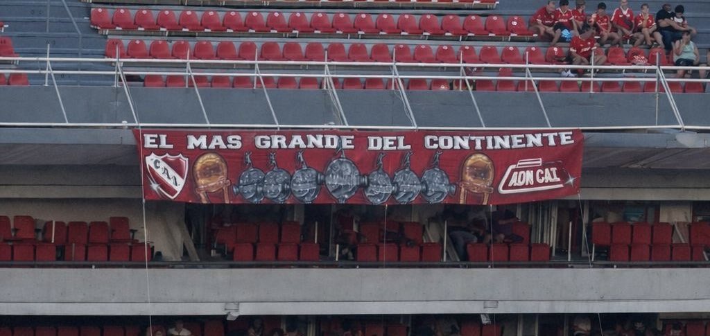 Ayer había un par de flacos repartiendo estos volantes en la Bochini.
Se ve que a alguien no le gustó que lo hicieran y mandó a esta policía frustrada a romperles las pelotas por una bandera que esos mismos pibes habían colgado en la Bochini alta…. 

De manual esta CD.