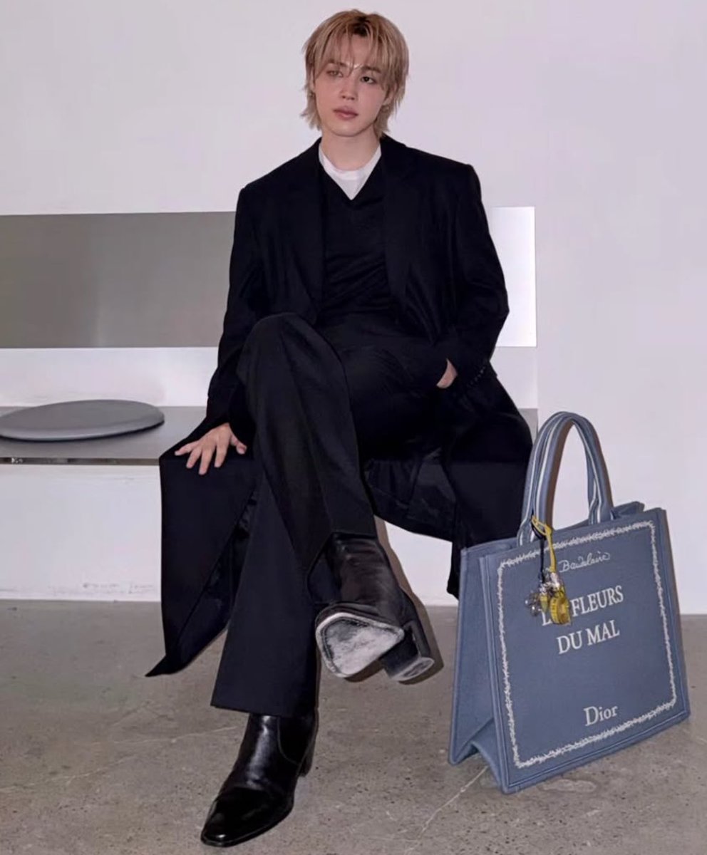 the long blonde hair the outfit the chelsea boots.. I’m not your strongest solider jimin😭😭
