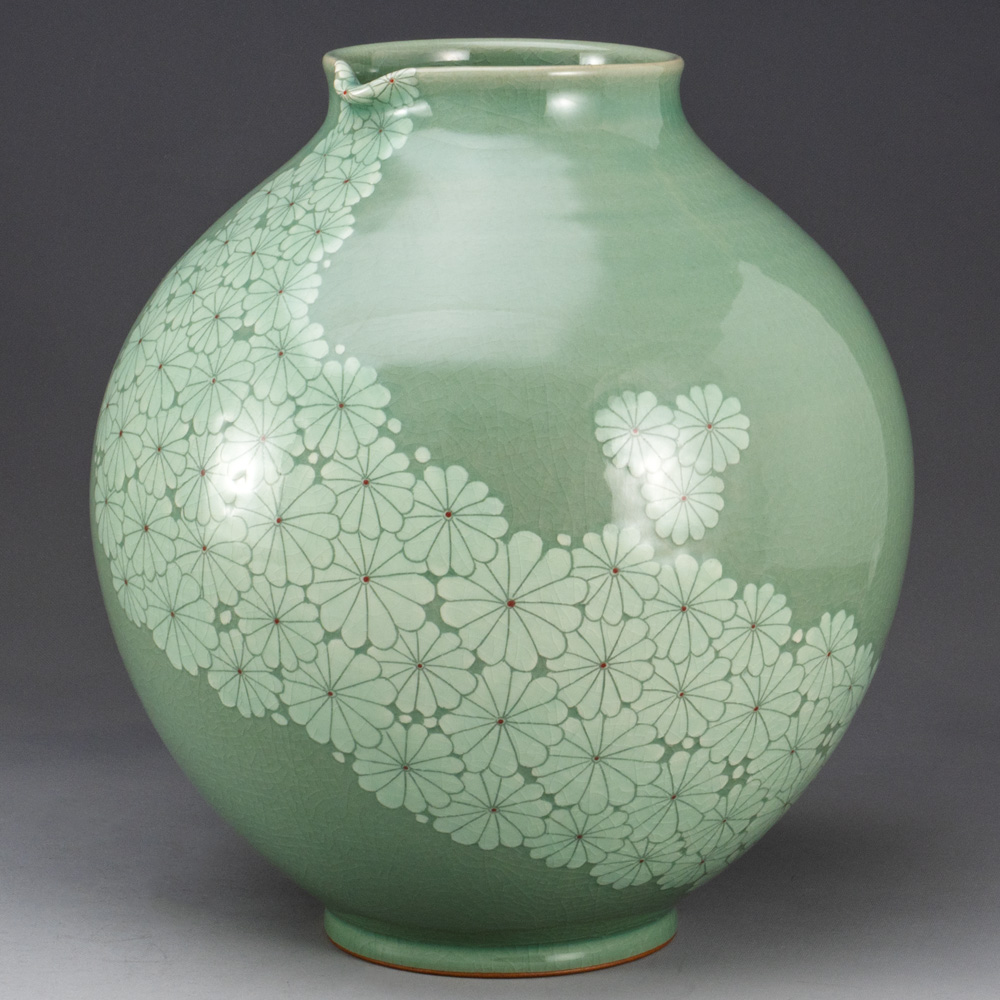 AntiqueAlive's tweet photo. Celadon Porcelain Jar with Inlaid White Chrysanthemums https://t.co/puVkytr4aR https://t.co/TrjC6VZeIA