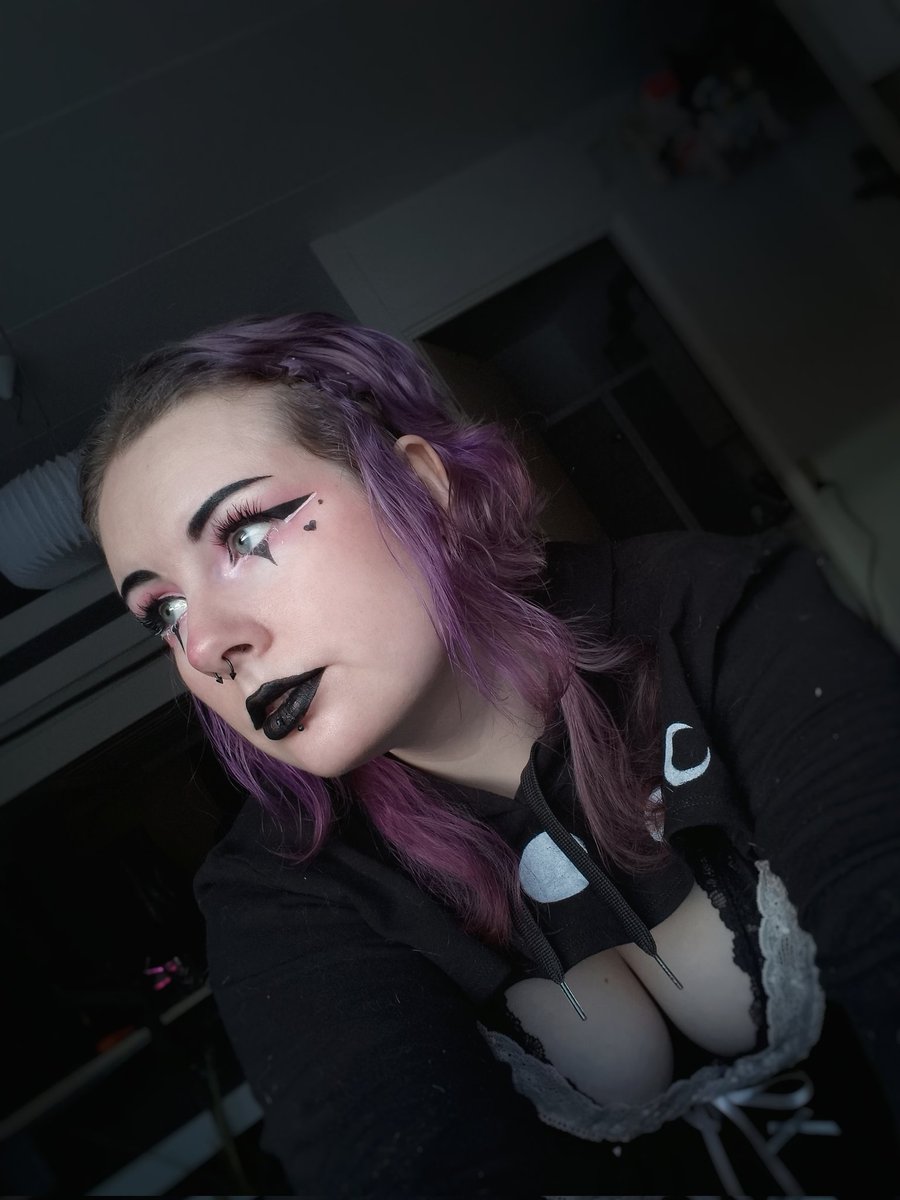 Kikspea's tweet image. Vday look :3

and yes I'm still a vtuber even if I show my face here