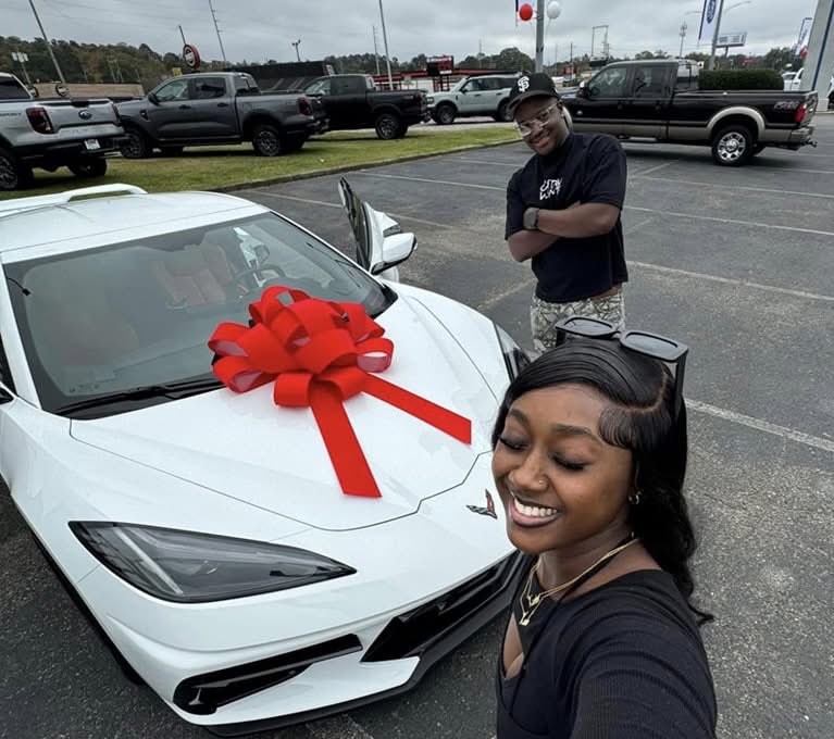 It’s 3PM and Vicentia is standing on the balcony like life paused for buffering.

She’s been waiting since morning.

Last night, she boldly removed Do Not Disturb before sleeping because Valentine’s Day deserves accessibility. You can’t be loved in airplane mode.

No rider has