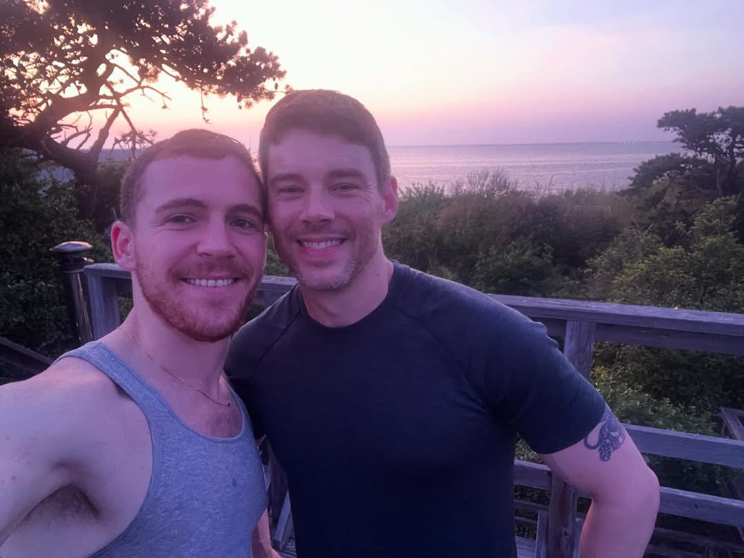 #TBT em Fire Island Pines para celebrar o Valentine’s Day ❤️🌈

Brian J. Smith e Matt Consalvo celebrando o amor em um dos lugares mais icônicos da comunidade LGBTQIAP+, em momento que continua inspirando carinho e conexão. Uma lembrança especial de amor e liberdade ✨