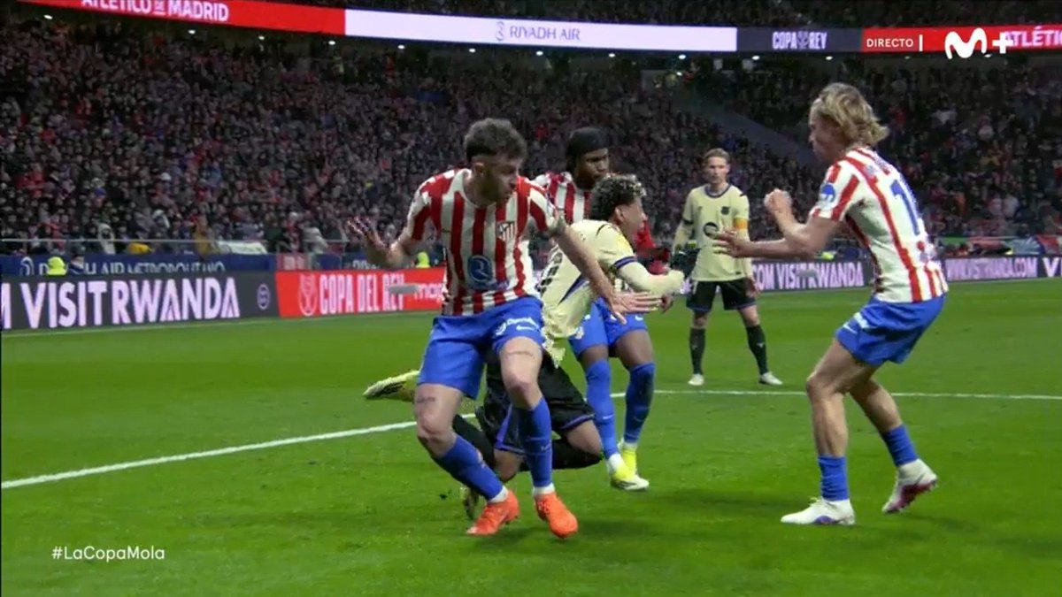 Efectivamente, disparidad de criterios, primera amarilla perdonada a Casadó y 2 amarillas perdonadas a Lamine