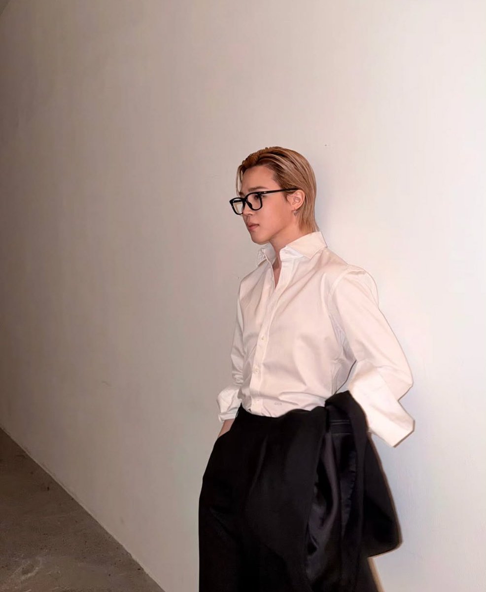 เผลอยกมือไหว้