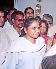 RajuValmikiN's tweet photo. क्यों ब्राह्मणवाद आंबेडकरवाद से श्रेष्ठ है?

पढ़िए पूरा लेख और खुद विश्लेषण कीजिए

जब मायावती जी द्वारा मुलायम सरकार से अपना समर्थन वापस ले लिया था  समाजवादी गुंडों ने मायावती   पर हमला कर उनके कपड़े फाड़ने की कोशिश की थी तो ब्राह्मणवादी विधायक ब्रह्मदत्त द्विवेदी ने गेस्ट हाउस का पिछला दरवाजा तोड़कर कर सपाई गुंडों से मायावती जी की इज्जत बचाई थी।

और अब दिल्ली यूनिवर्सिटी में आंबेडकरवादी गुंडों ने ब्राह्मण रुचि तिवारी के कपड़े फाड़ने और नंगा परेड करने की धमकी थी तो कोई भी आंबेडकरवादी उन्हें बचाने नहीं आया।

यही फर्क है आंबेडकरवादी और ब्राह्मणवादी होने में। इसलिए ब्राह्मण श्रेष्ठ है।
#Justice_For_रूचि_तिवारी