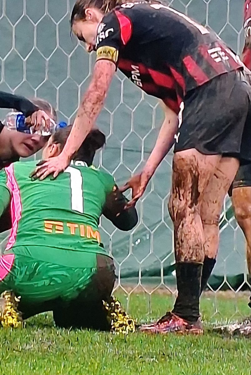 JPeppp's tweet image. La Serie A femminile italiana nel 2026: Calciatrici che arrancano nel fango, scivolate assurde, palloni che diventano mattoni, fanno quasi pena a vederle lottare in queste condizioni. Poi è ovvio che le migliori calciatrici scappano in America.