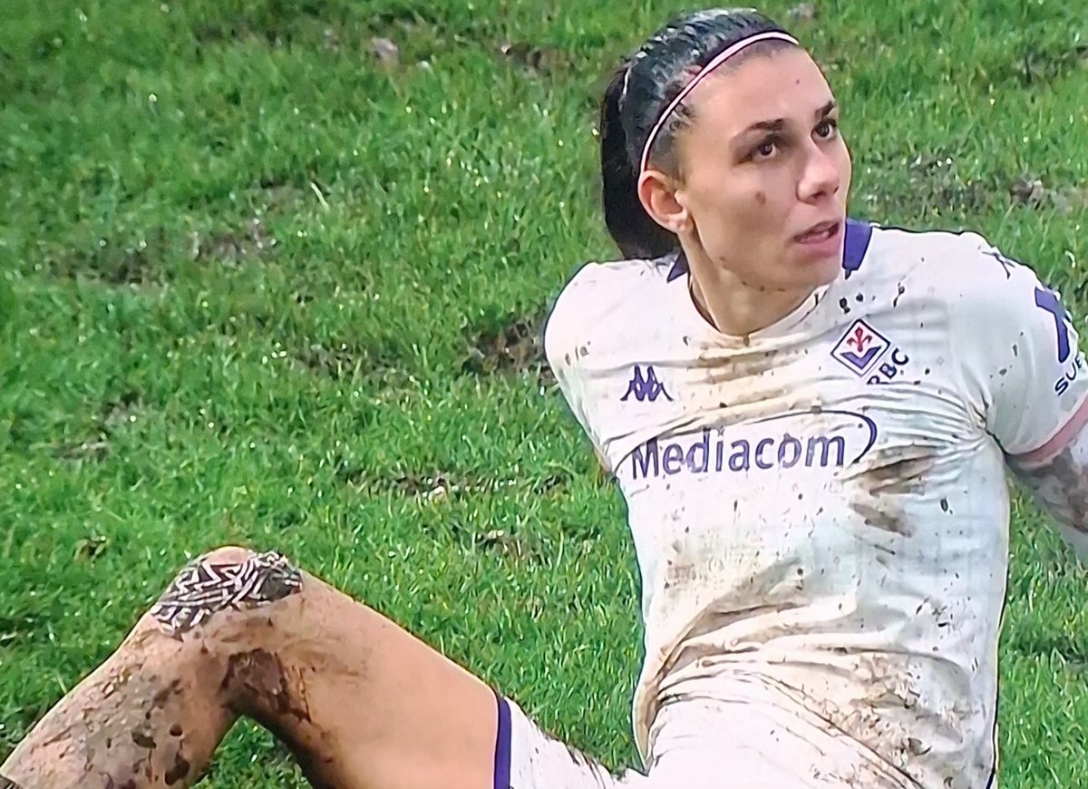 JPeppp's tweet image. La Serie A femminile italiana nel 2026: Calciatrici che arrancano nel fango, scivolate assurde, palloni che diventano mattoni, fanno quasi pena a vederle lottare in queste condizioni. Poi è ovvio che le migliori calciatrici scappano in America.