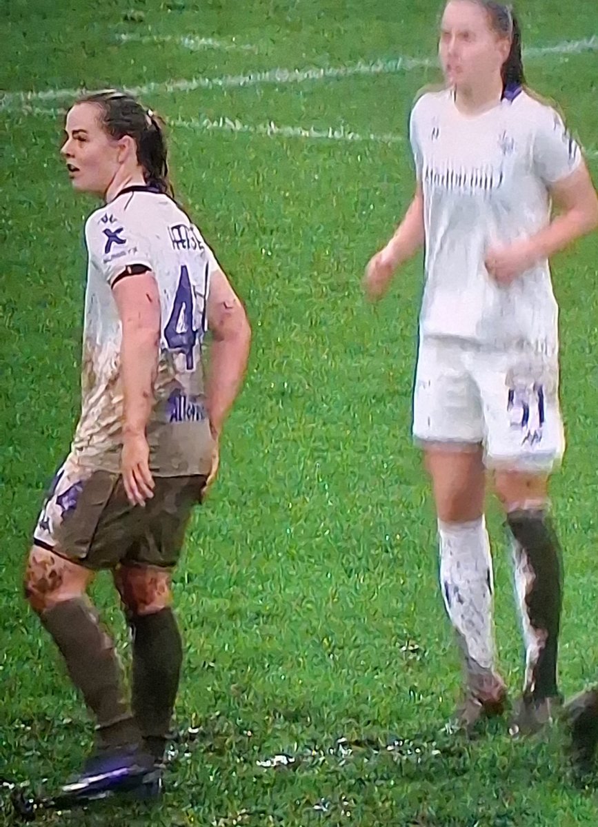 JPeppp's tweet image. La Serie A femminile italiana nel 2026: Calciatrici che arrancano nel fango, scivolate assurde, palloni che diventano mattoni, fanno quasi pena a vederle lottare in queste condizioni. Poi è ovvio che le migliori calciatrici scappano in America.