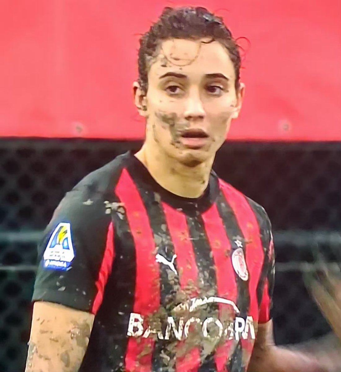 JPeppp's tweet image. La Serie A femminile italiana nel 2026: Calciatrici che arrancano nel fango, scivolate assurde, palloni che diventano mattoni, fanno quasi pena a vederle lottare in queste condizioni. Poi è ovvio che le migliori calciatrici scappano in America.