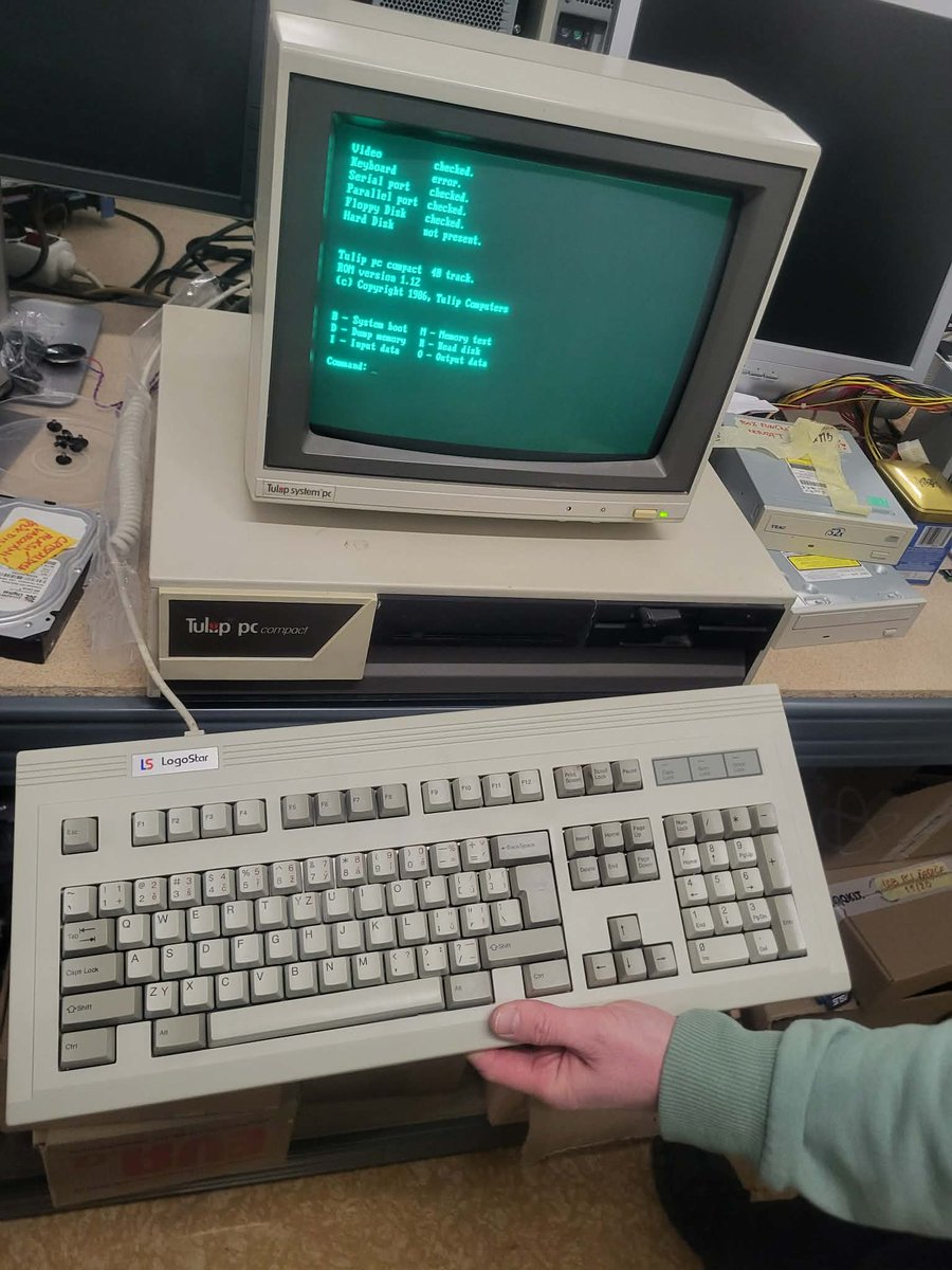 VejvyCZ's tweet image. Od kamaráda kterému jsem opravoval doma originální prahistorický napájecí zdroj mi poslal video a foto z prvního testování  a očividně to šlape jako švýcarské hodinky,  tak že paráda. 
#oldcomputers