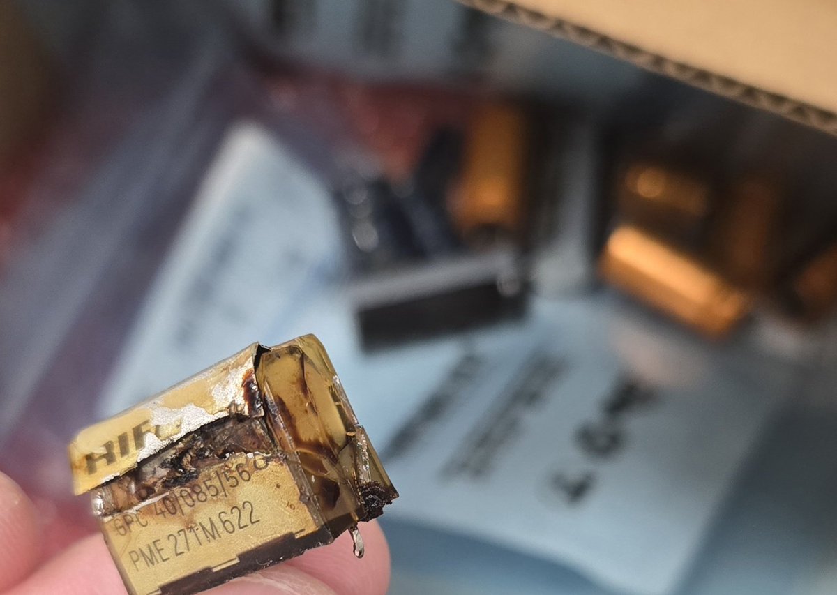 VejvyCZ's tweet image. Od kamaráda kterému jsem opravoval doma originální prahistorický napájecí zdroj mi poslal video a foto z prvního testování  a očividně to šlape jako švýcarské hodinky,  tak že paráda. 
#oldcomputers