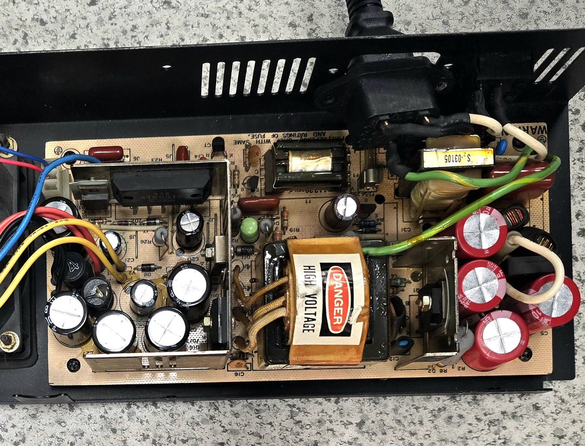 VejvyCZ's tweet image. Od kamaráda kterému jsem opravoval doma originální prahistorický napájecí zdroj mi poslal video a foto z prvního testování  a očividně to šlape jako švýcarské hodinky,  tak že paráda. 
#oldcomputers