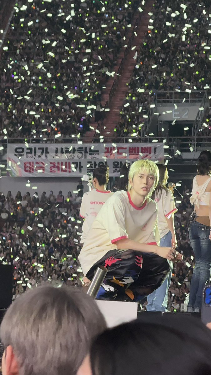 อีโมกับซึงฮันมาก น้องนั่งมองฟค.แล้ว แบบเงียบๆอะ  😭
 #SMTOWNLIVE2025_26_BANGKOK