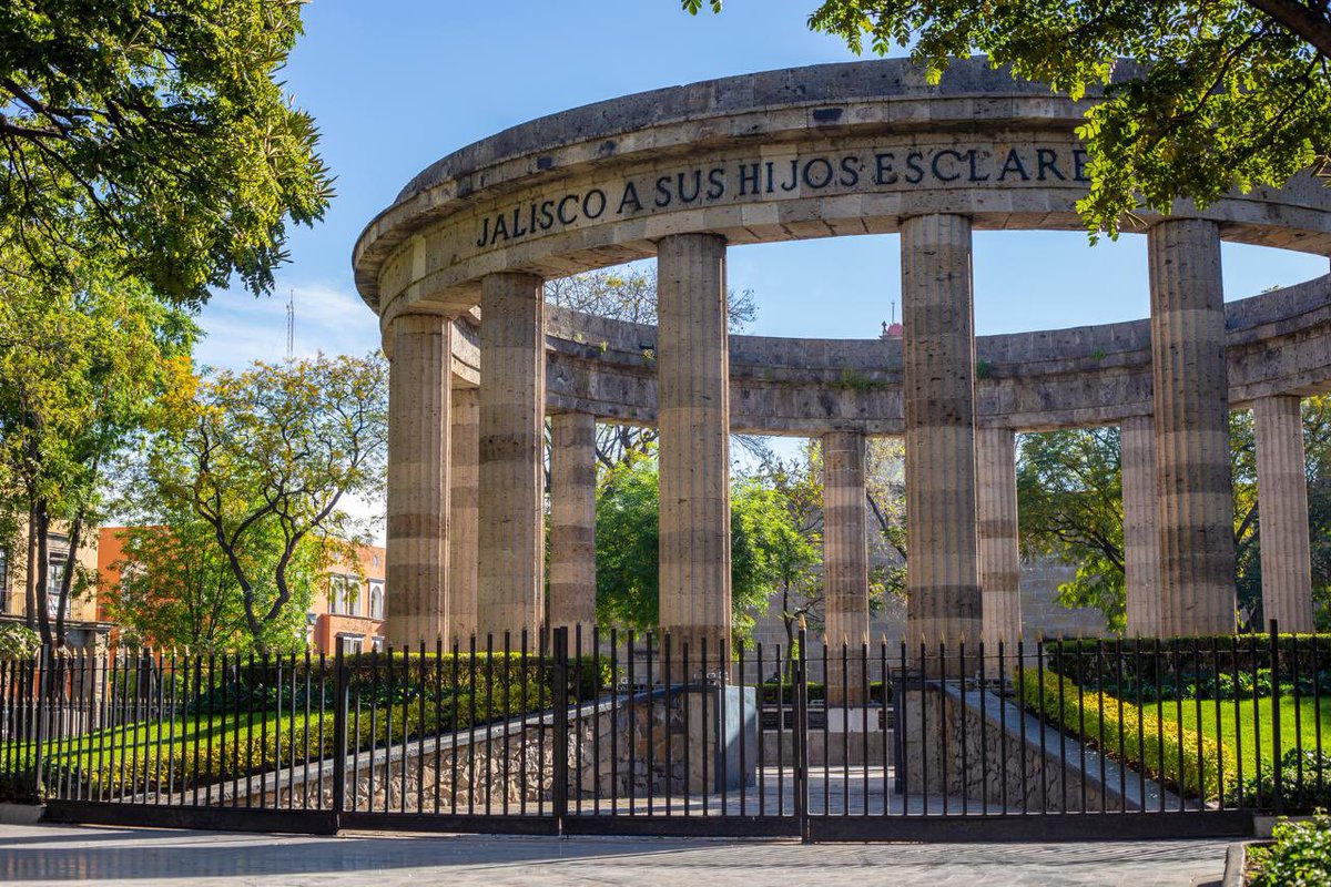Guadalajara cumple un año más de historia, identidad y tradiciones que nos unen.
Una ciudad viva y diversa, reconocida por sus monumentos emblemáticos como el Teatro Degollado, la Catedral, el Hospicio Cabañas y sus plazas que han sido testigo de nuestra historia.

Tierra de