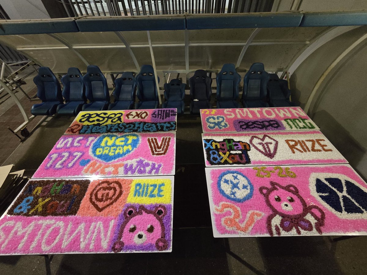 มาหยิบหนังยางกันได้นะครับ อยู่ตรงทางออกบันได1และบันได2
#HYOYEONGirlsGeneration #MINHOSHINee #EXO #RedVelvet #NCT127 #NCTDREAM #WayV #aespa #RIIZE #NCTWISH #Hearts2Hearts #XngHan_Xoul 
#SMTOWN #SM_30thAnniversary 
#SMTOWNLIVE2025_26_BANGKOK
#SMENTERTAINMENT #YJPARTNERS #SMTrue