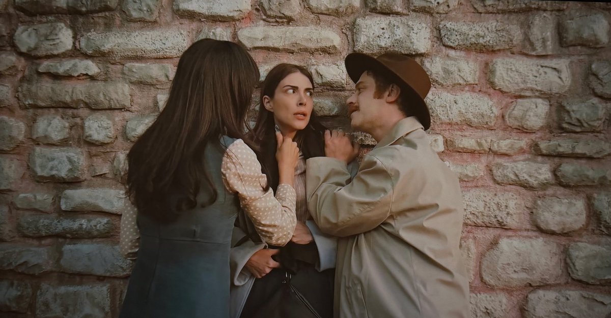 Bu sahnede valla şoka girmiştik Ayşenin üzerine bir anda gelmesi noluyor demiştim  Gerçekten bir an varlar sanmıştım ama hayalmiş
Ayşeye bıçak çekmesi bir an gerçek sandım 
Aslında Vesveselermiş 
Bu dizi baya şey öğrettirdi herkese <a href="/tabiiresmi/">tabii</a>