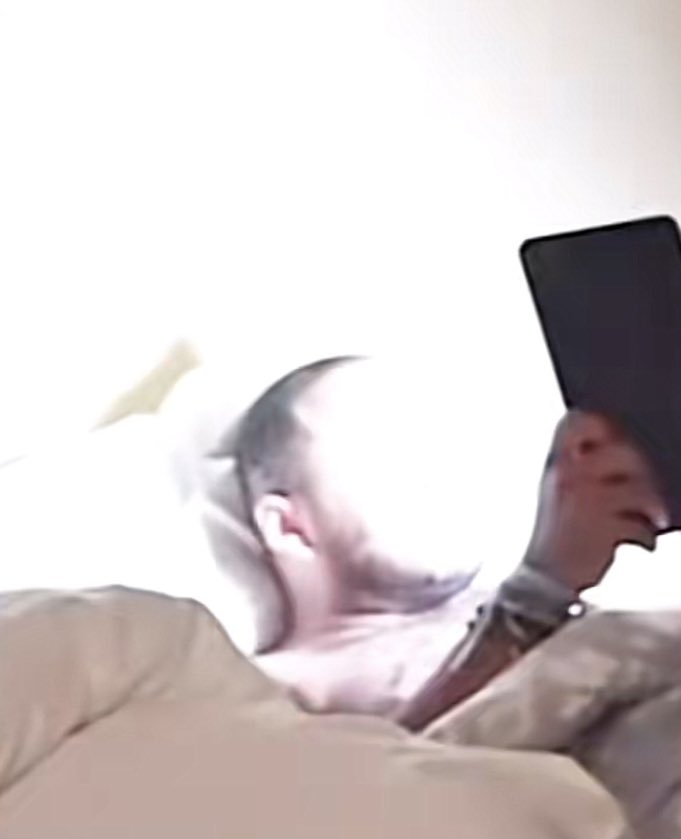 Moi quand j’ouvre mon tel en pleine nuit et que la luminosité est au max ( j’ai perdue la vue )