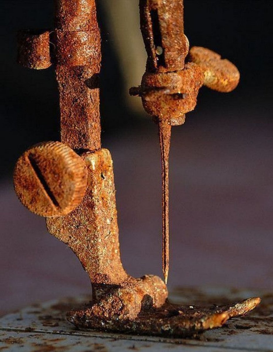 कभी ये सुई उम्मीदों की पोशाक सीती थी,
आज खामोशी की चादर ओढ़े बैठी है.!